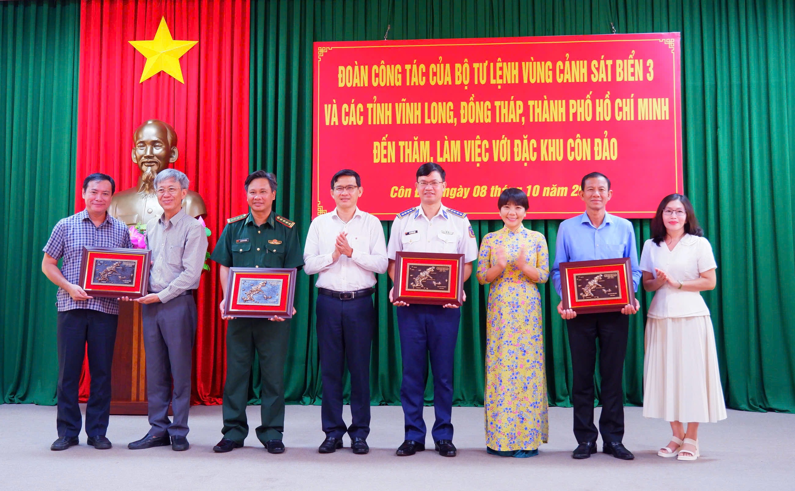 Đo&agrave;n c&ocirc;ng t&aacute;c V&ugrave;ng Cảnh s&aacute;t biển 3 thăm Đặc khu C&ocirc;n Đảo v&agrave; tặng qu&agrave; &yacute; nghĩa - Ảnh 5.