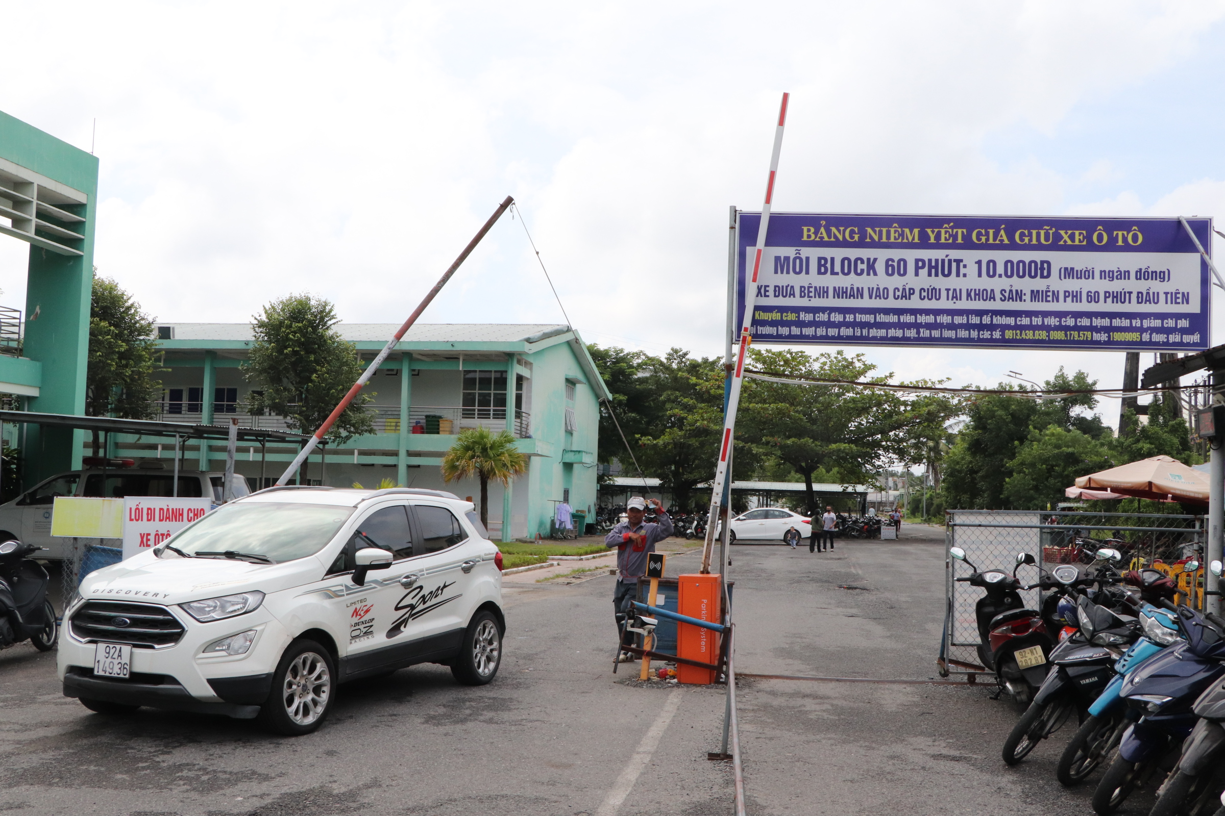 Bức xúc với giá giữ ô tô kiểu "chặt chém" tại Bệnh viện Đa khoa Quảng Nam - Ảnh 1.