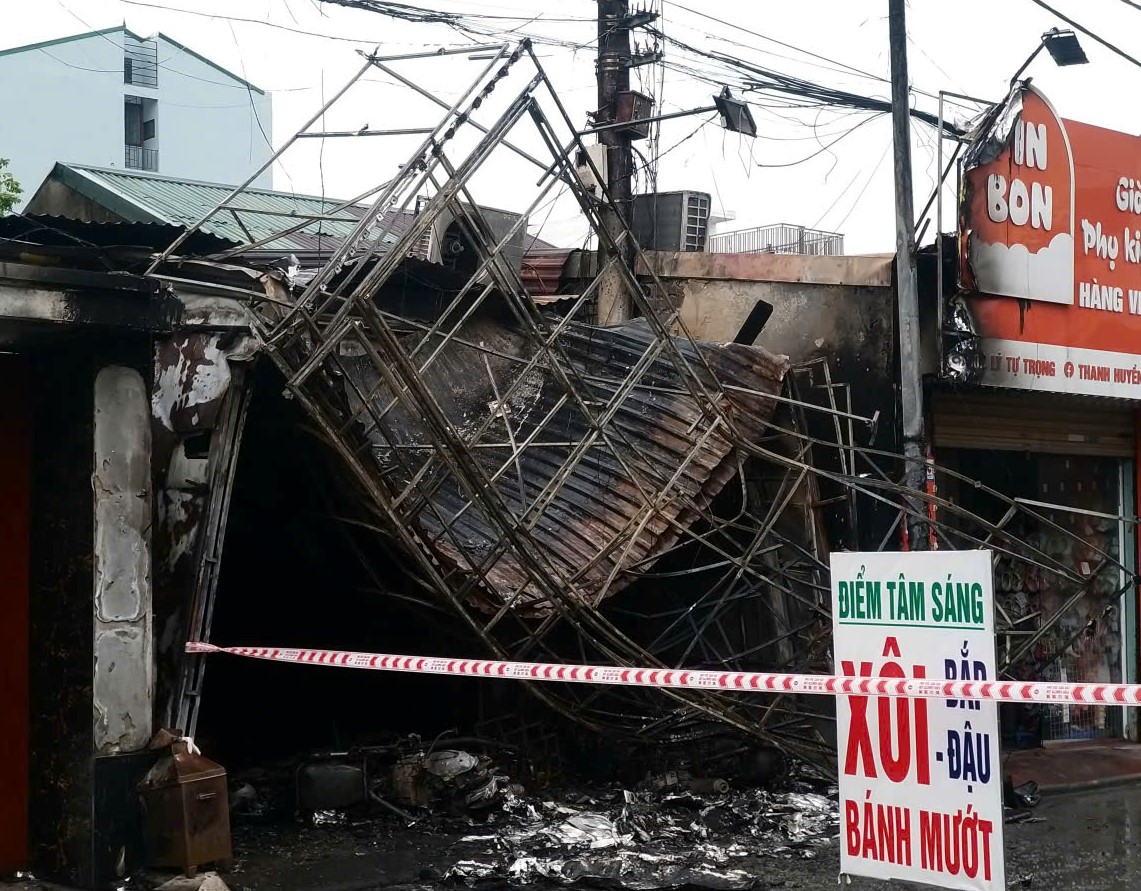 Sau tiếng nổ lớn, lửa b&ugrave;ng l&ecirc;n, ph&aacute;t hiện chủ cửa h&agrave;ng quần &aacute;o tử vong  - Ảnh 1.