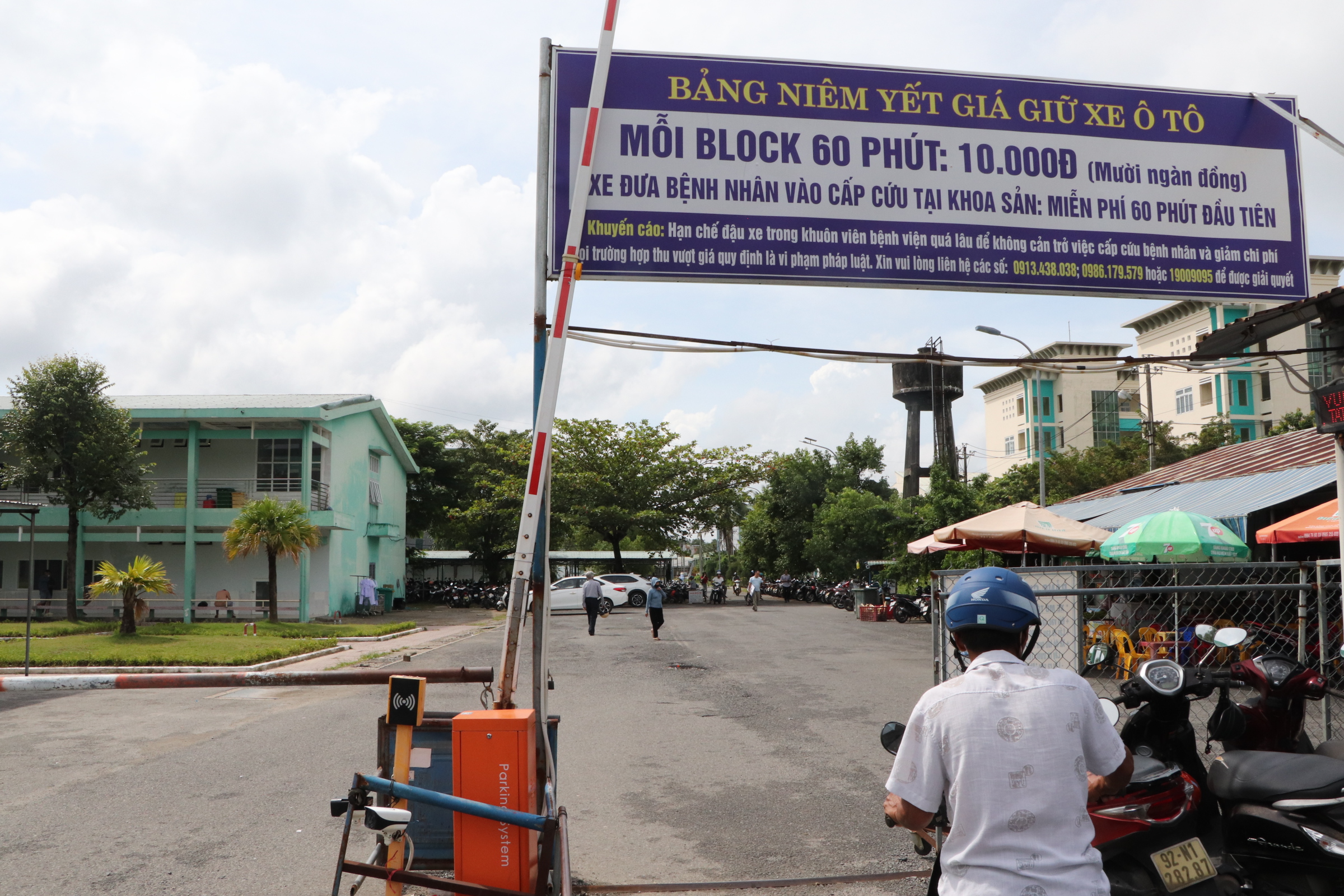 Bức xúc với giá giữ ô tô kiểu "chặt chém" tại Bệnh viện Đa khoa Quảng Nam - Ảnh 3.