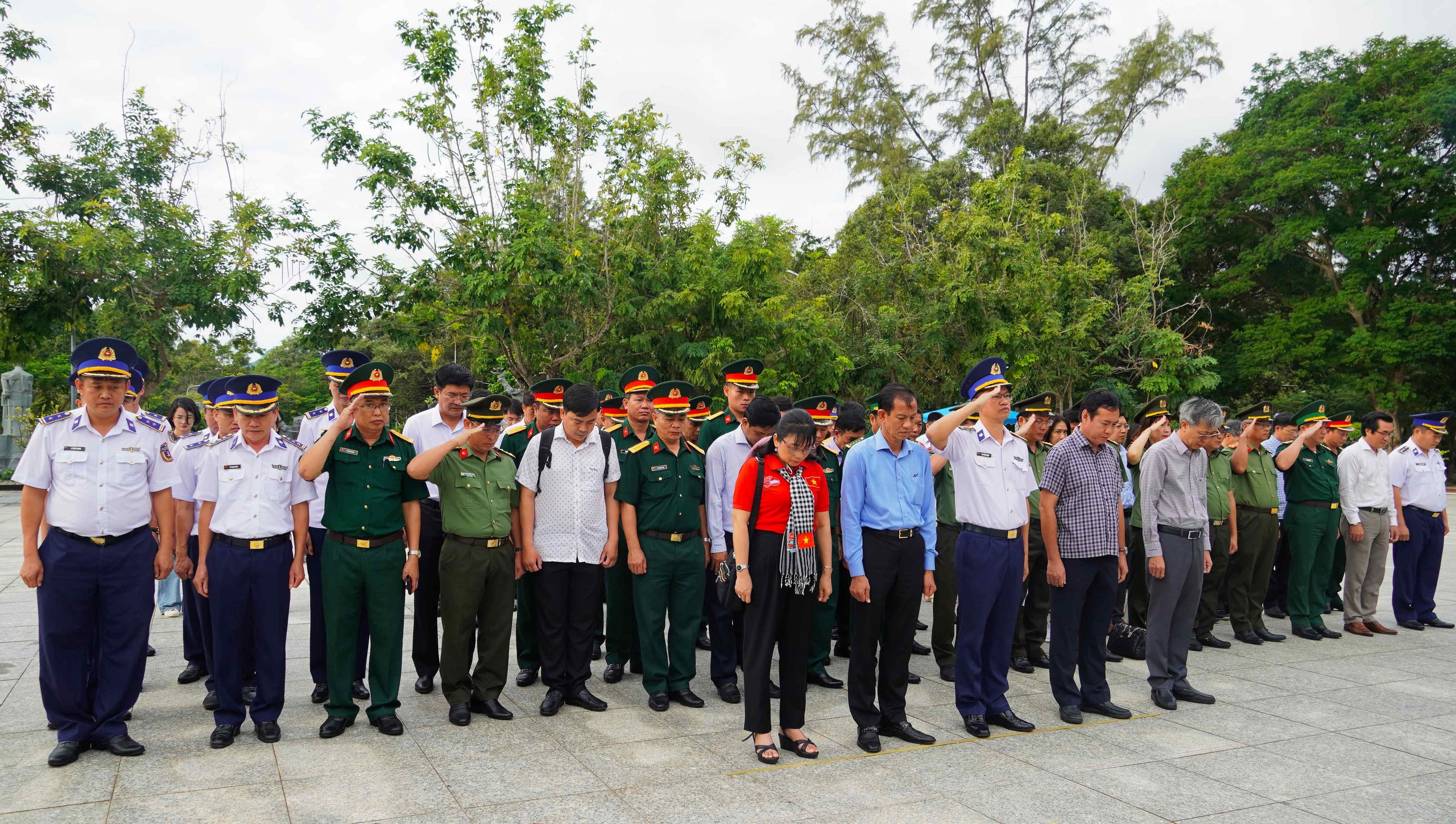 Đo&agrave;n c&ocirc;ng t&aacute;c V&ugrave;ng Cảnh s&aacute;t biển 3 thăm Đặc khu C&ocirc;n Đảo v&agrave; tặng qu&agrave; &yacute; nghĩa - Ảnh 1.
