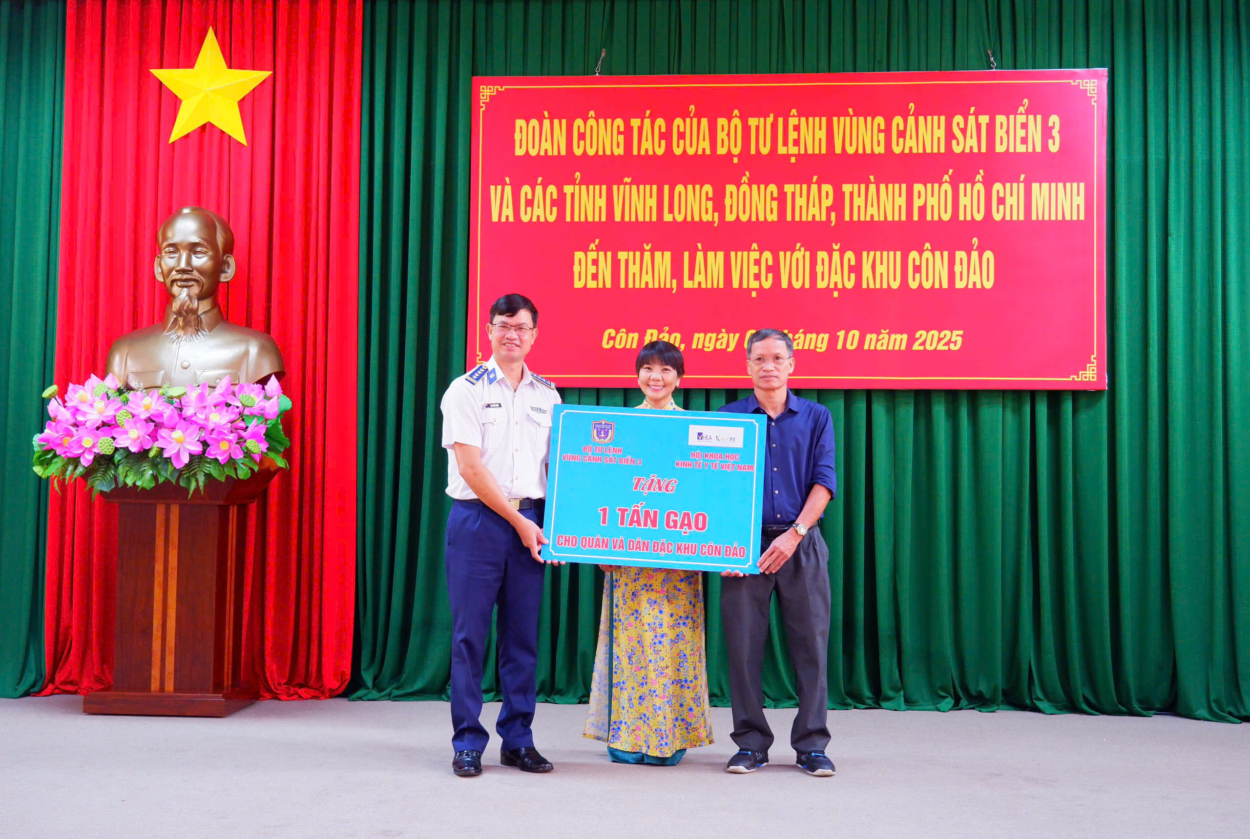 Đo&agrave;n c&ocirc;ng t&aacute;c V&ugrave;ng Cảnh s&aacute;t biển 3 thăm Đặc khu C&ocirc;n Đảo v&agrave; tặng qu&agrave; &yacute; nghĩa - Ảnh 4.