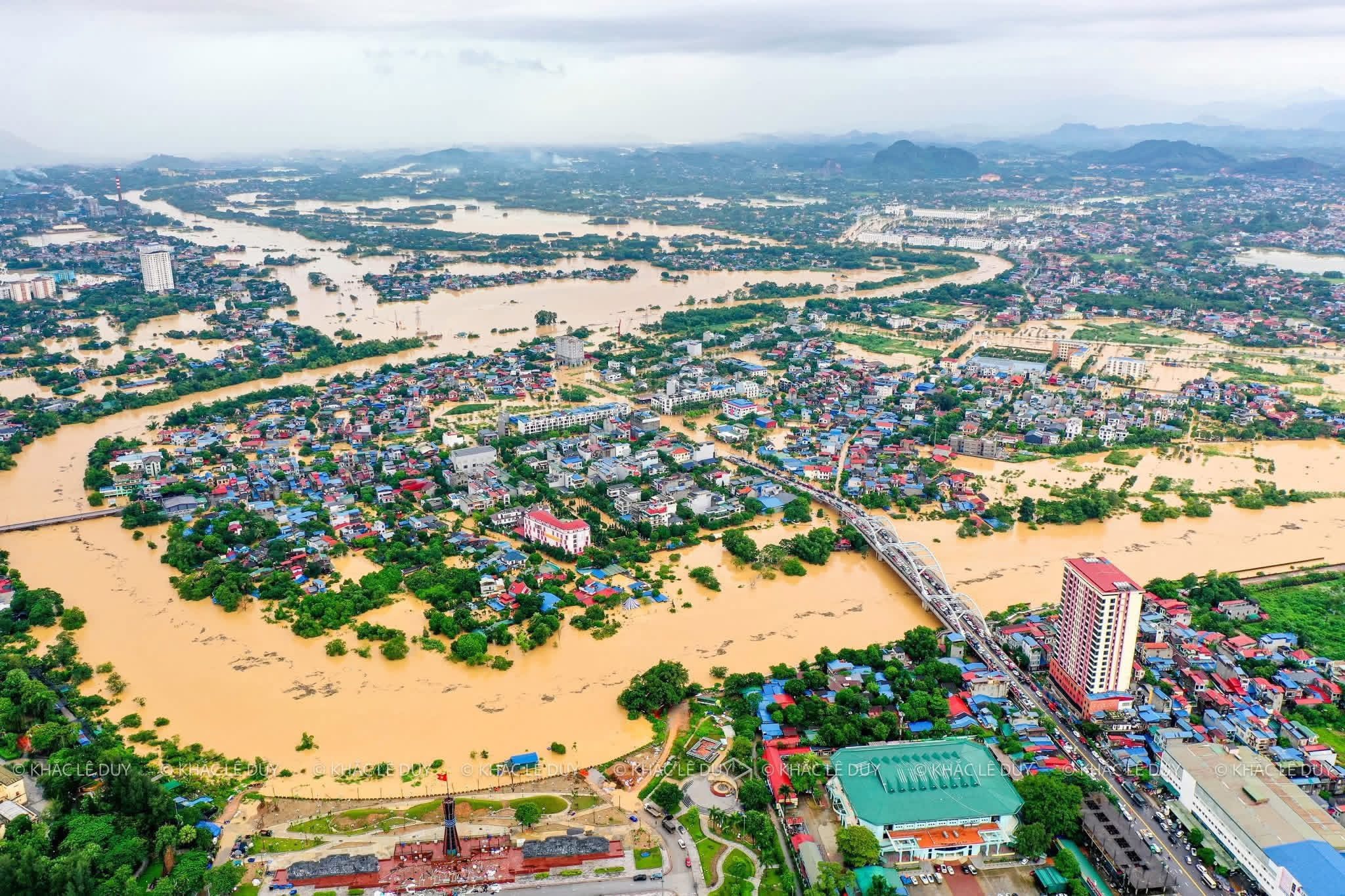 Thái Nguyên ngập lụt nghiêm trọng , người dân cầu cứu khắp nơi giữa bão Matmo - Ảnh 2.