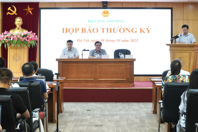"Bộ C&ocirc;ng Thương kh&ocirc;ng c&oacute; l&yacute; do để l&agrave;m kh&oacute; điện mặt trời m&aacute;i nh&agrave;"  - Ảnh 1.