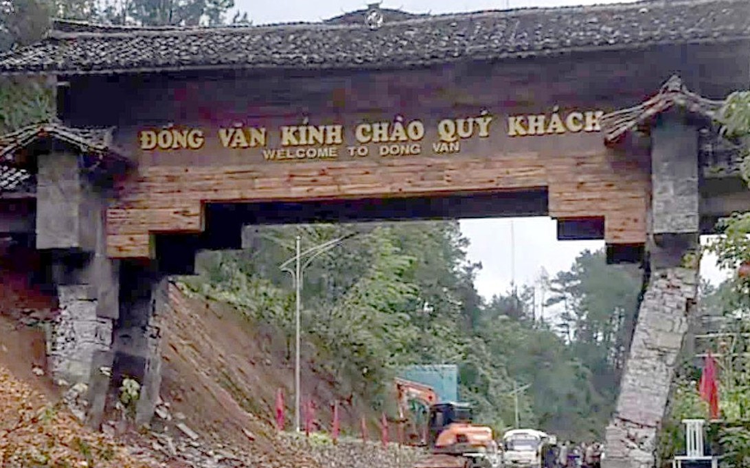 VIDEO: Cổng chào cao nguyên đá Đồng Văn - điểm check in nổi tiếng đổ sập trong chớp mắt
