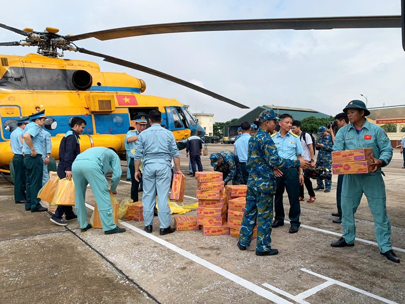Trực thăng không quân bay cứu trợ nhân dân Lạng Sơn bị lũ lụt cô lập - Ảnh 1.