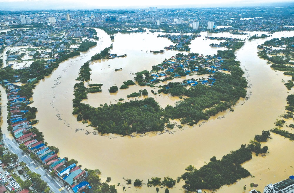 VIDEO: Mưa ngập tới mái nhà, người dân Thái nguyên cầu cứu khắp nơi - Ảnh 1.