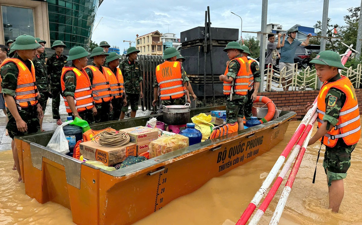 VIDEO: Mưa ngập tới mái nhà, người dân Thái nguyên cầu cứu khắp nơi - Ảnh 4.