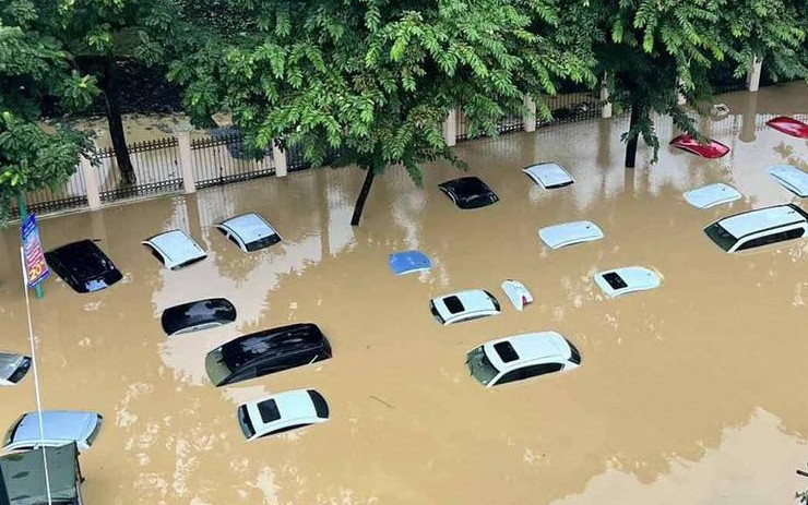 Lũ đổ về cuồn cuộn, nhiều khu dân cư bị cô lập, nhà dân, ô tô chìm trong "biển nước"