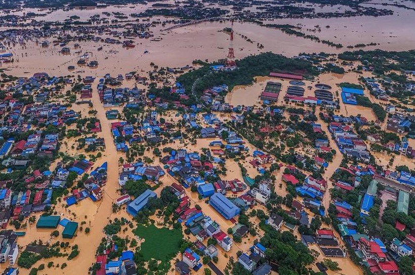 Nước lũ đổ về cuồn cuộn, nhiều nhà dân, ô tô ngập chìm trong "biển nước" - Ảnh 1.