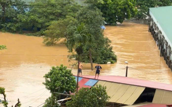 Nữ hiệu trưởng bị nước lũ cuốn tử vong
