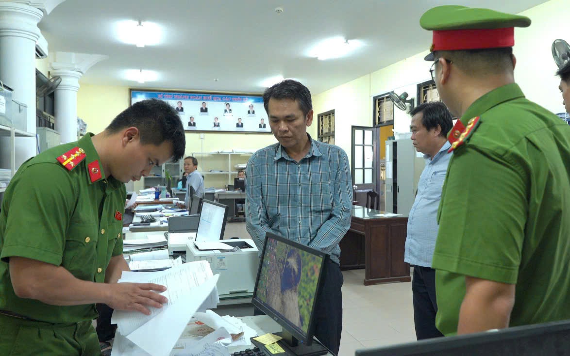 Công an bắt tạm giam 2 cán bộ ở Huế 