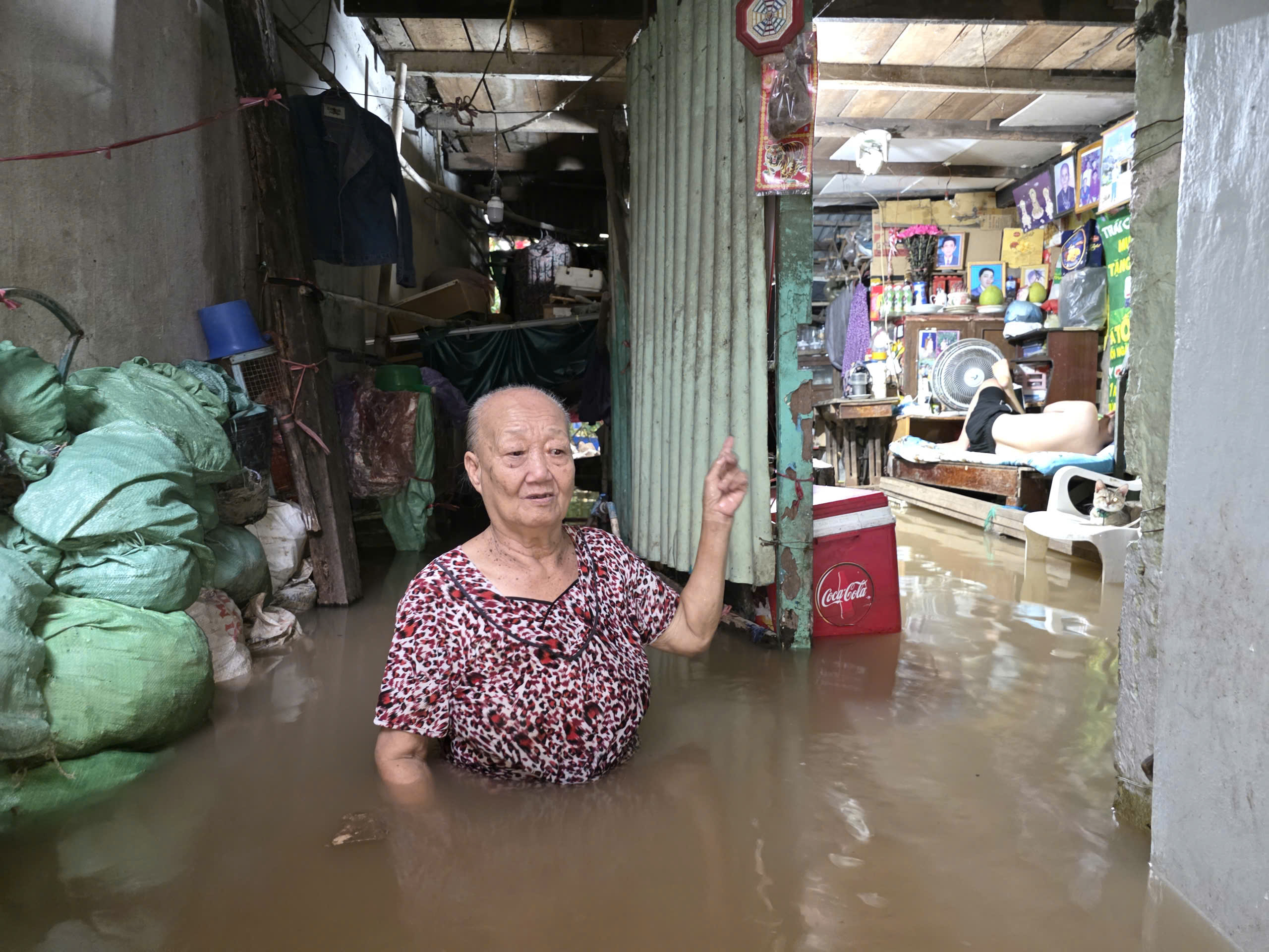 Triều cường Cần Thơ vượt báo động III , học sinh phải lội nước đến trường - Ảnh 15.