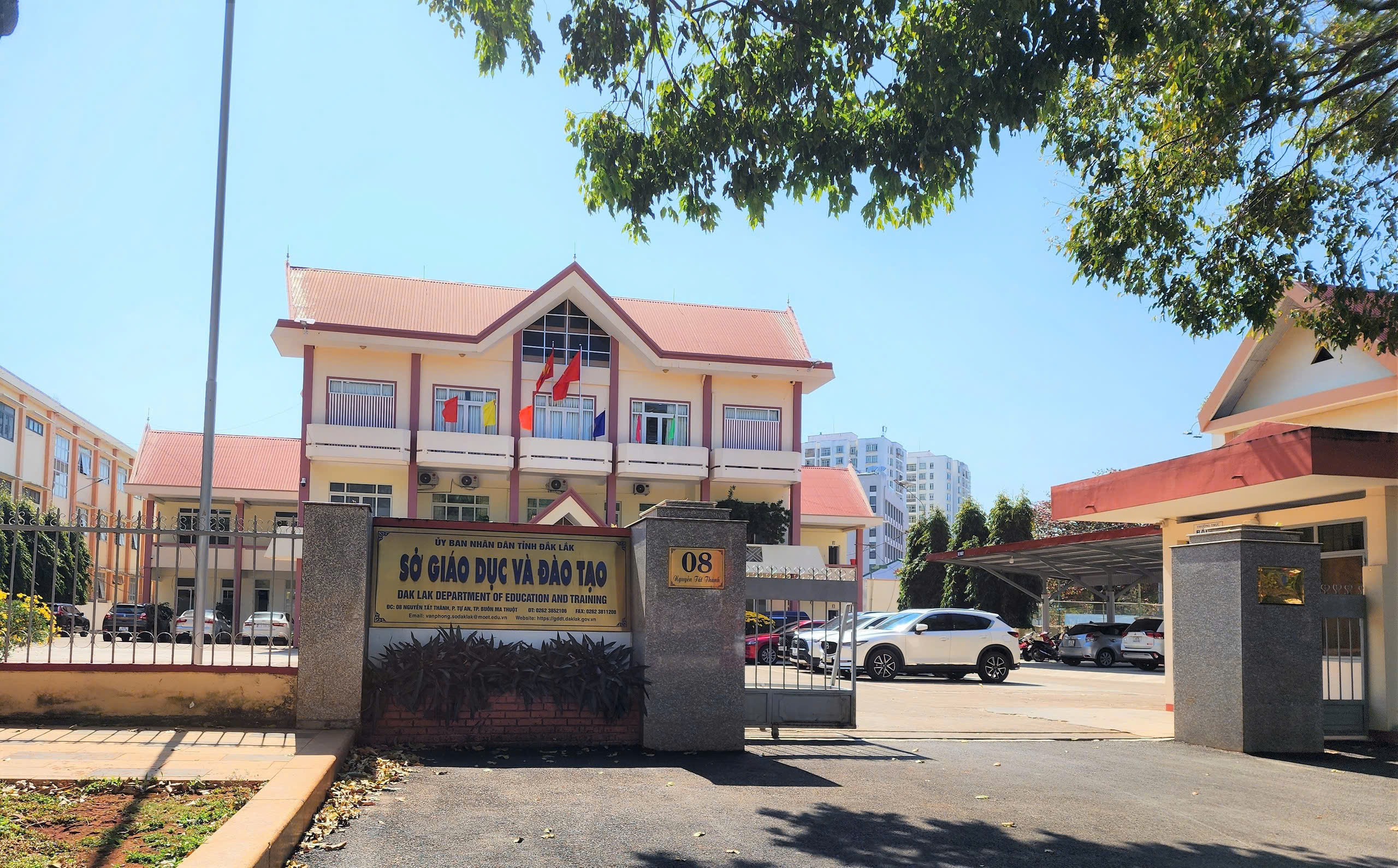 Sở GD - ĐT Đắk Lắk miễn nhiệm Hiệu trưởng Trường THPT Cao B&aacute; Qu&aacute;t v&igrave; vi phạm - Ảnh 1.