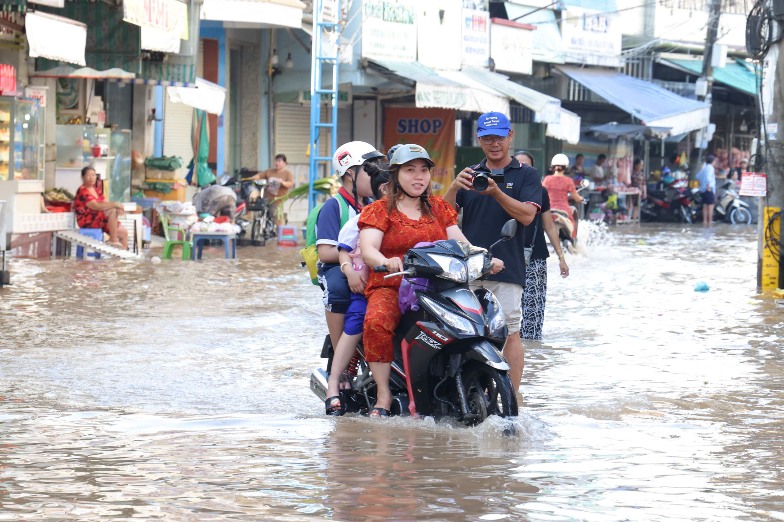 Triều cường Cần Thơ vượt báo động III , học sinh phải lội nước đến trường - Ảnh 8.