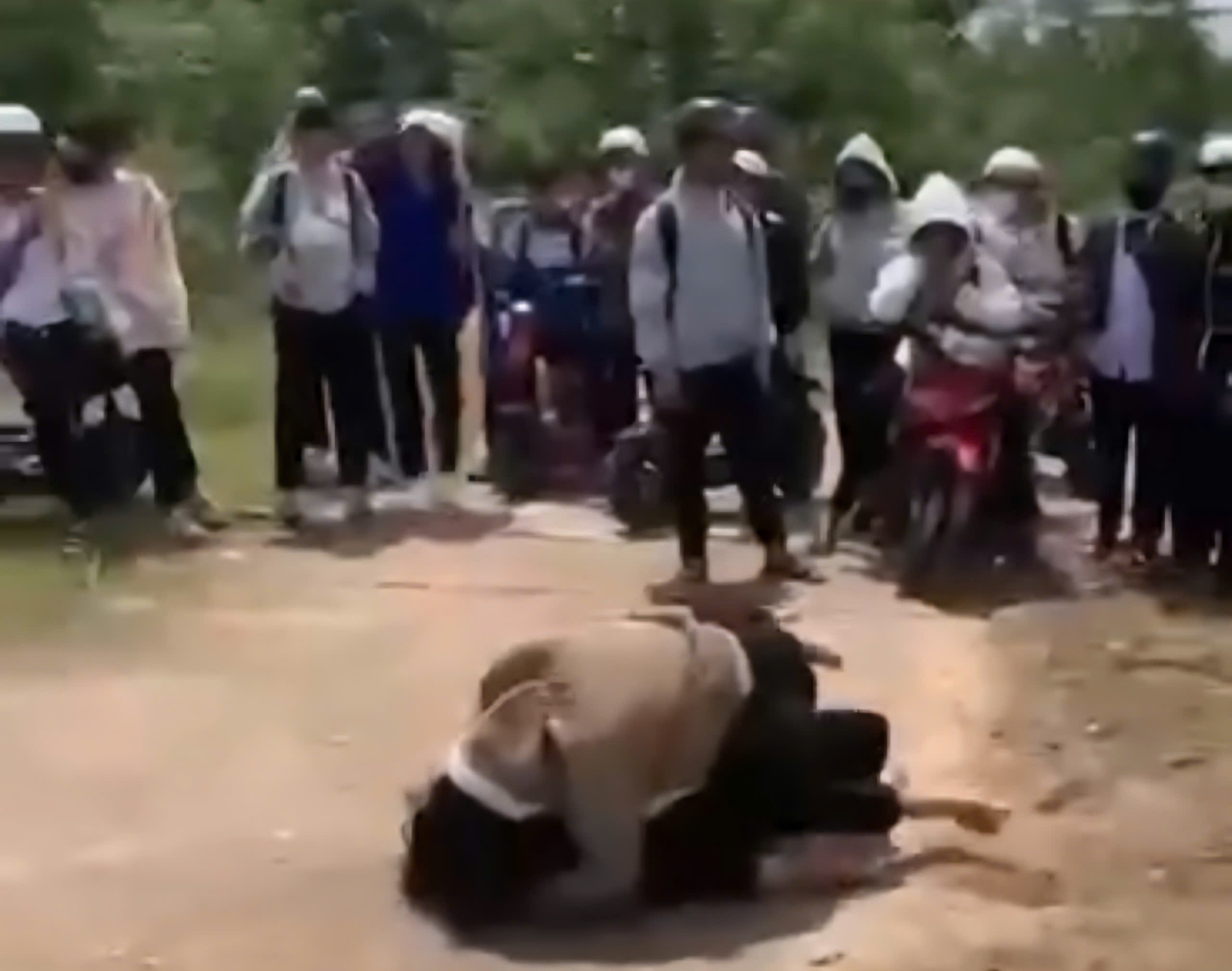 Nữ sinh đ&aacute;nh nhau giữa s&acirc;n trường: Nh&oacute;m bạn reo h&ograve; cổ vũ cuộc s&ocirc; - l&ocirc; - Ảnh 1.