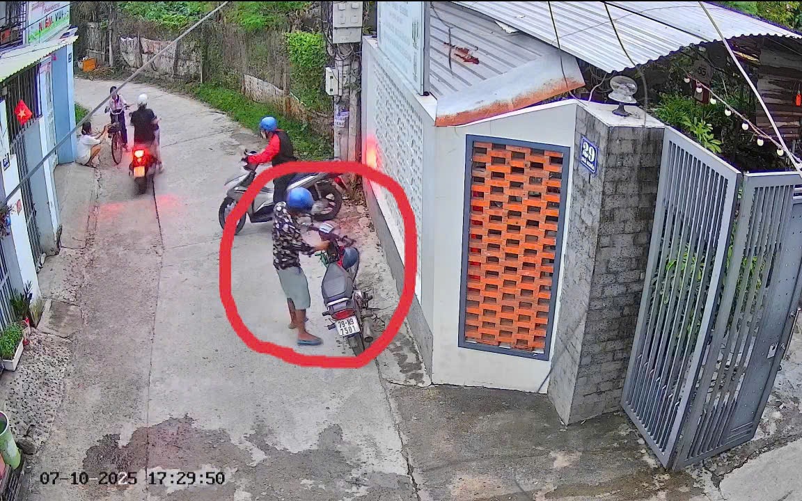 Clip 2 em nhỏ khiến kẻ trộm xe máy thất kinh bỏ chạy