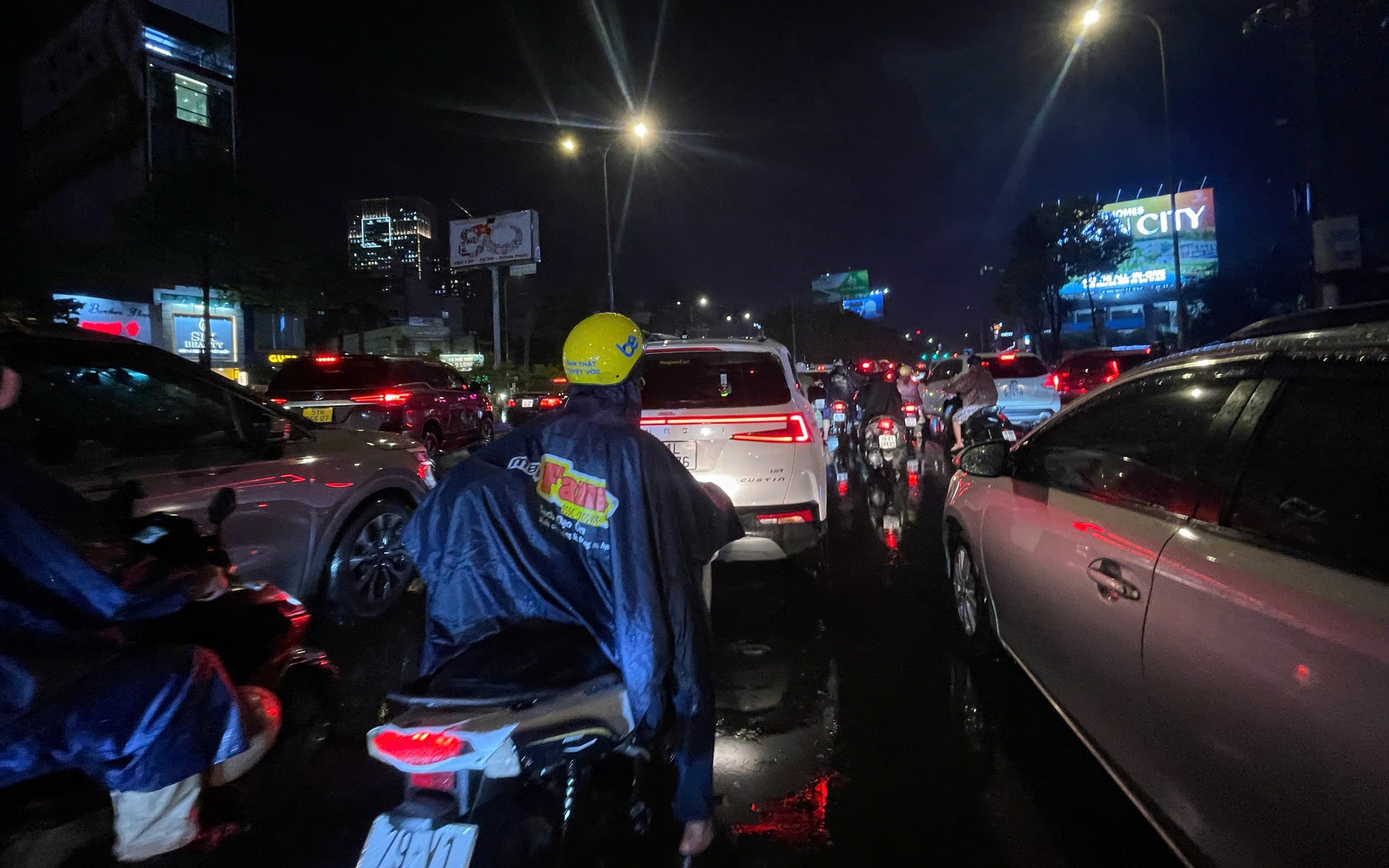 Giao thông phía Đông TP HCM “rối loạn” trong cơn mưa, ngập  