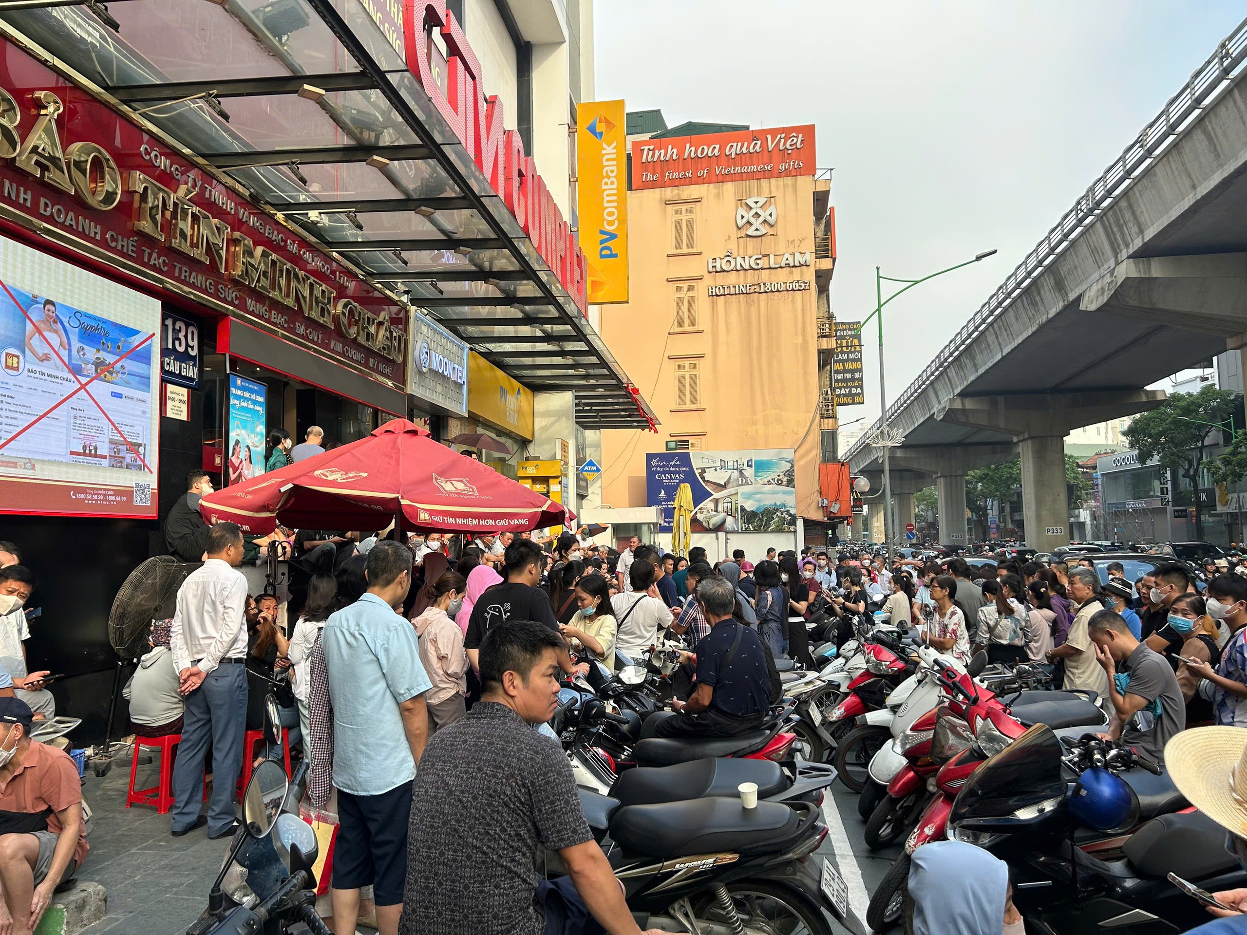 Giá vàng lập đỉnh mới: Người dân xếp hàng chờ mua vàng tại Hà Nội - Ảnh 4.
