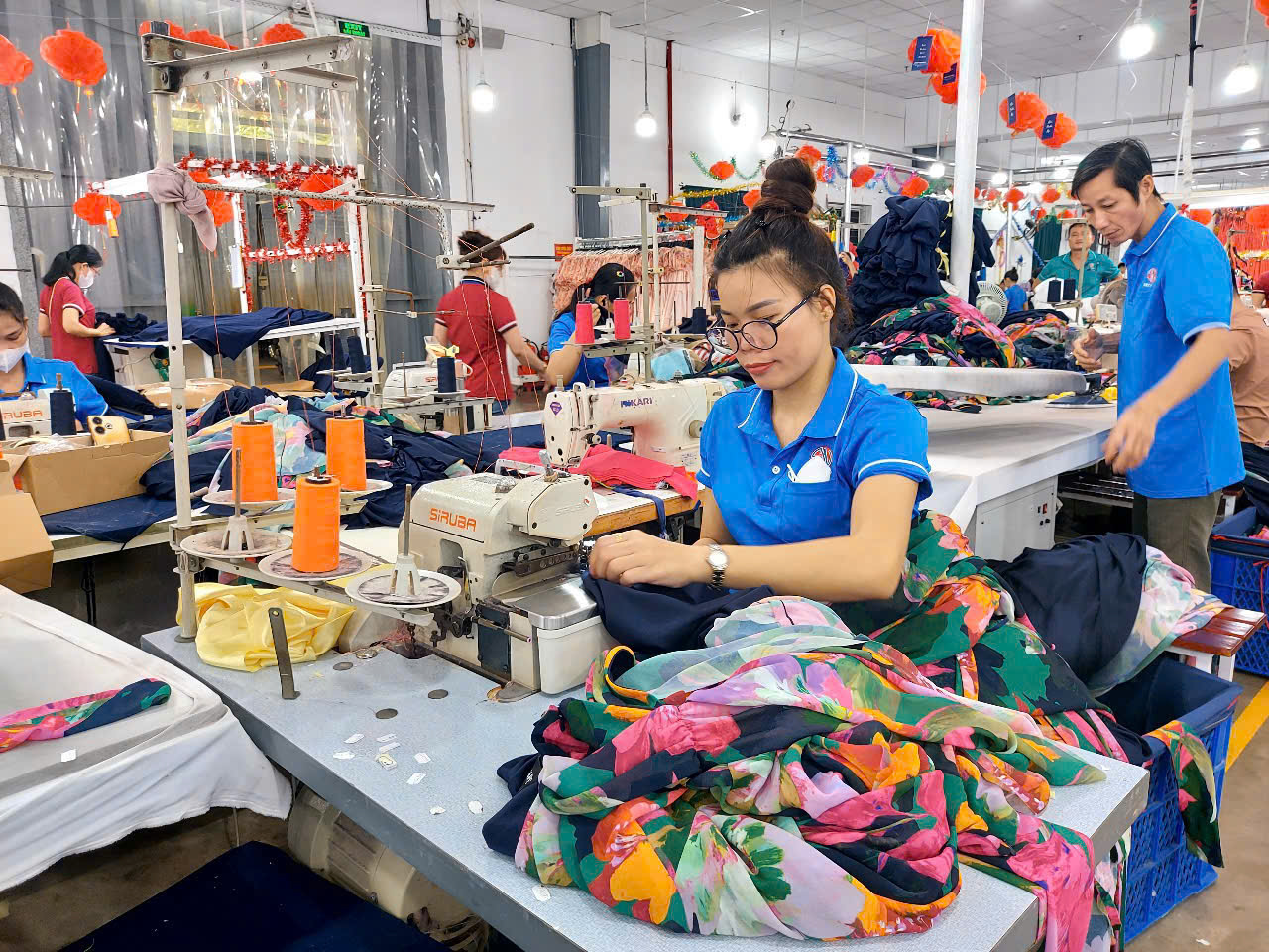 H&agrave;i h&ograve;a lợi &iacute;ch khi tăng lương tối thiểu - Ảnh 1.
