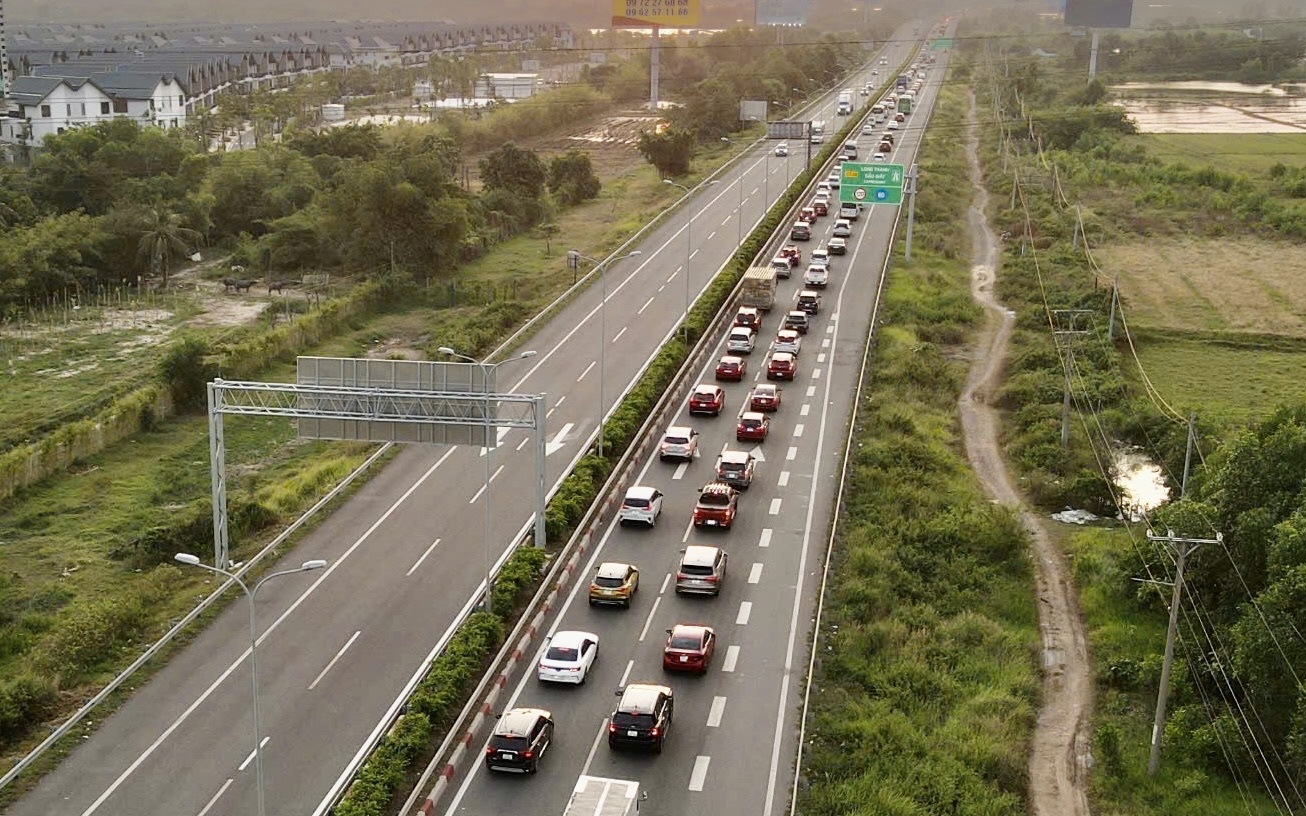 Hôm nay 9-10, lắp rào tôn để thi công mở rộng đường cao tốc TP HCM-Long Thành-Dầu Giây