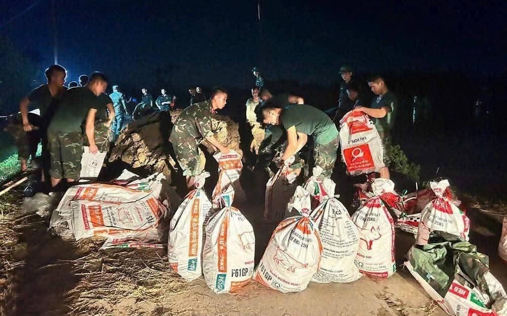 VIDEO: "Đêm trắng" đắp đê chống lũ dữ, nhiều nơi bị cô lập trong biển nước