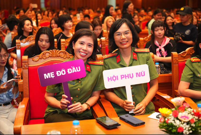Dàn nghệ sĩ "say hi" cùng nữ chiến sĩ công an chung tay khắc phục hậu quả bão lũ - Ảnh 4.
