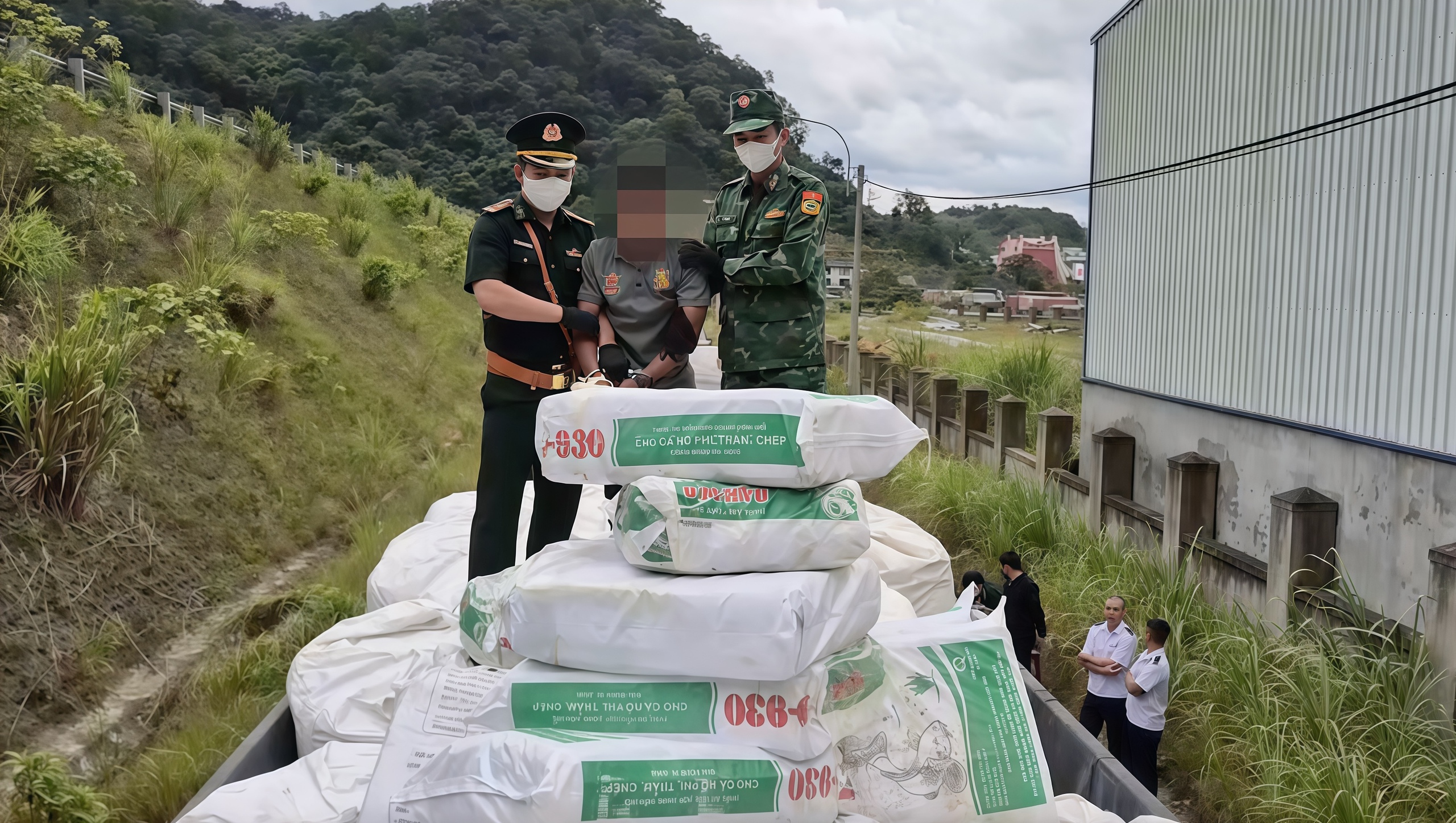 Bắt 500kg ma t&uacute;y ở bi&ecirc;n giới Quảng Trị sau 7 giờ mật phục - Ảnh 3.
