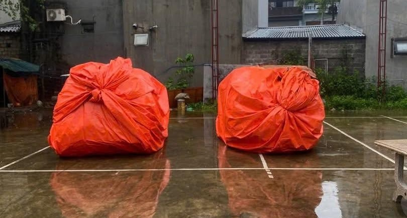 Bọc bạt kín như bưng để chống ngập, 2 ô tô ở Thái Nguyên vẫn trôi theo dòng nước