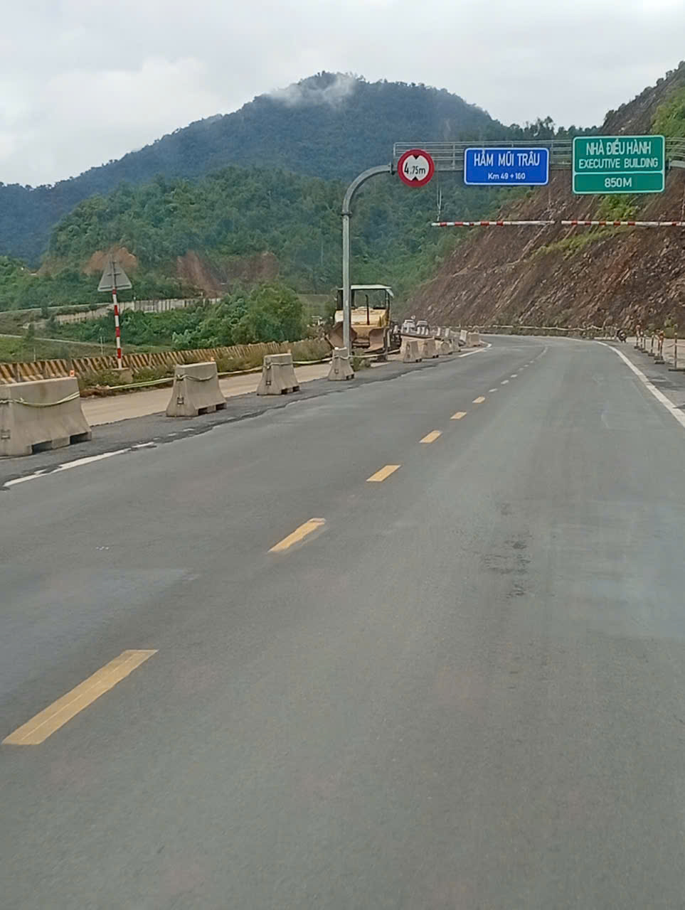 Ban QLDA đường Hồ Chí Minh khắc phục hư hỏng cao tốc La Sơn – Hòa Liên - Ảnh 2.