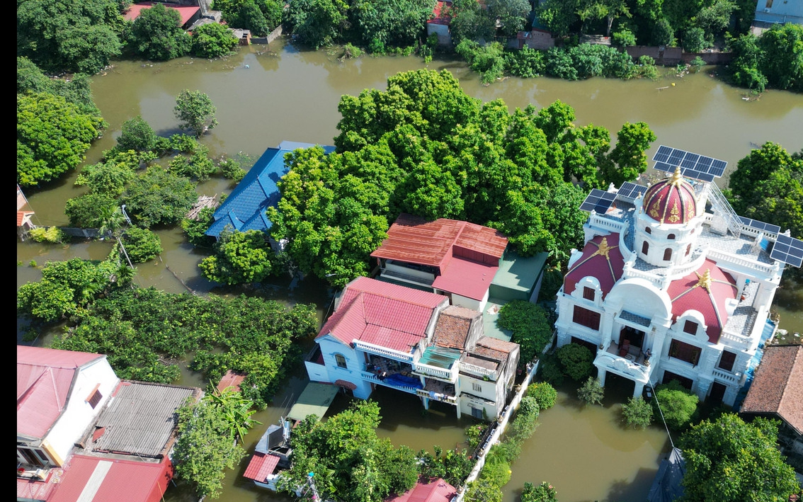 Biệt thự chìm trong biển nước, làng Quả Cảm thành "ốc đảo" giữa Bắc Ninh