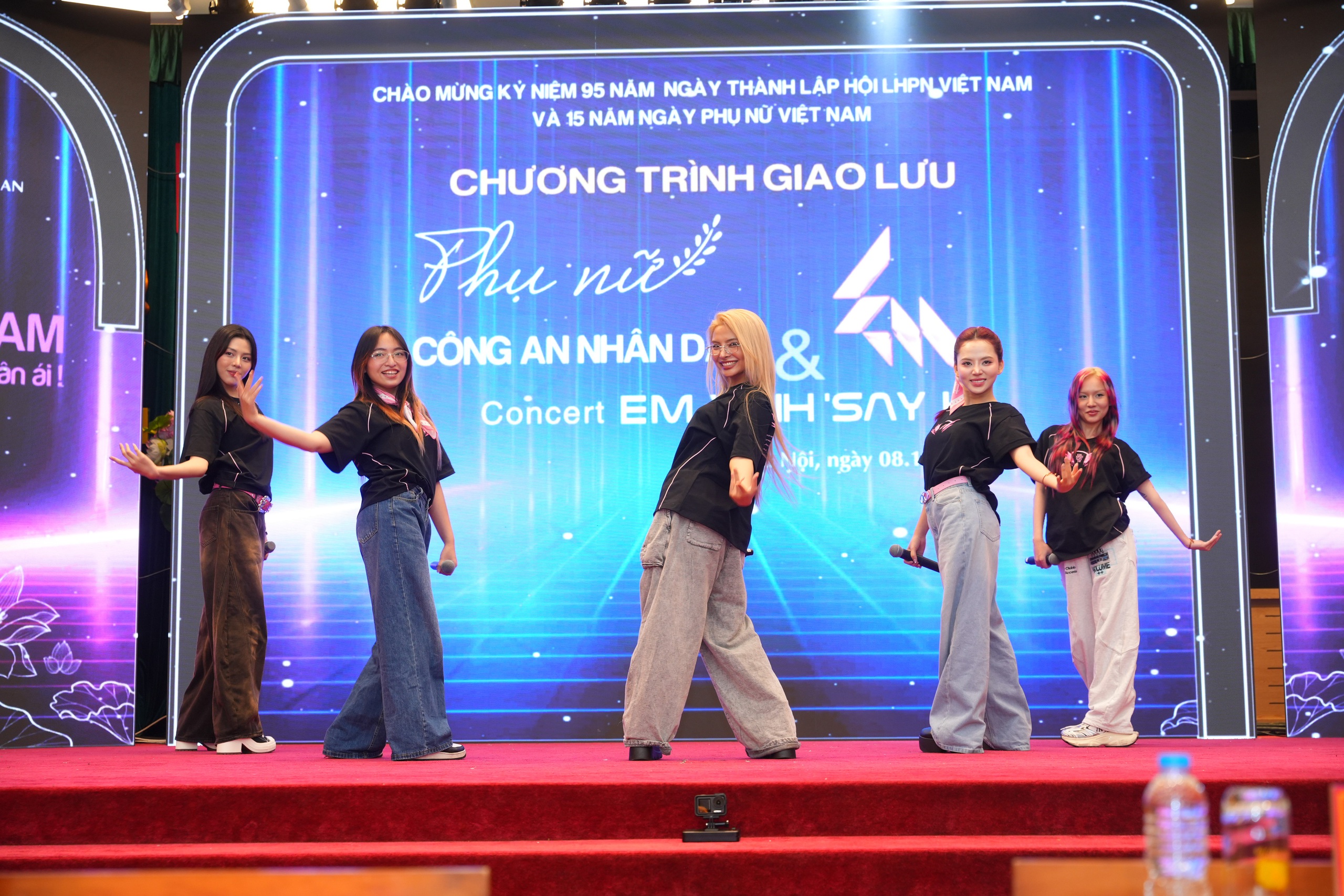Dàn nghệ sĩ "say hi" cùng nữ chiến sĩ công an chung tay khắc phục hậu quả bão lũ - Ảnh 5.