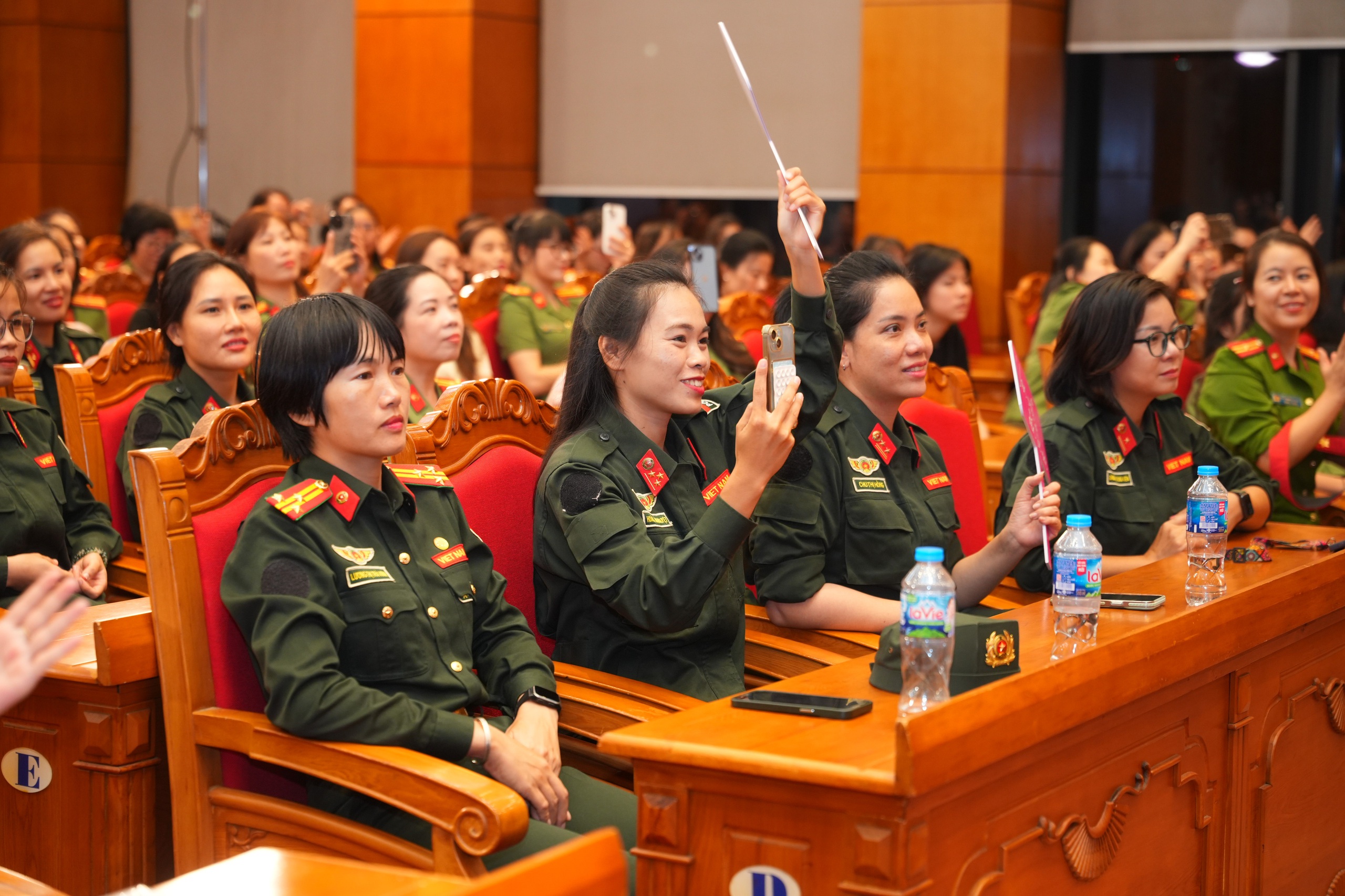 Dàn nghệ sĩ "say hi" cùng nữ chiến sĩ công an chung tay khắc phục hậu quả bão lũ - Ảnh 3.