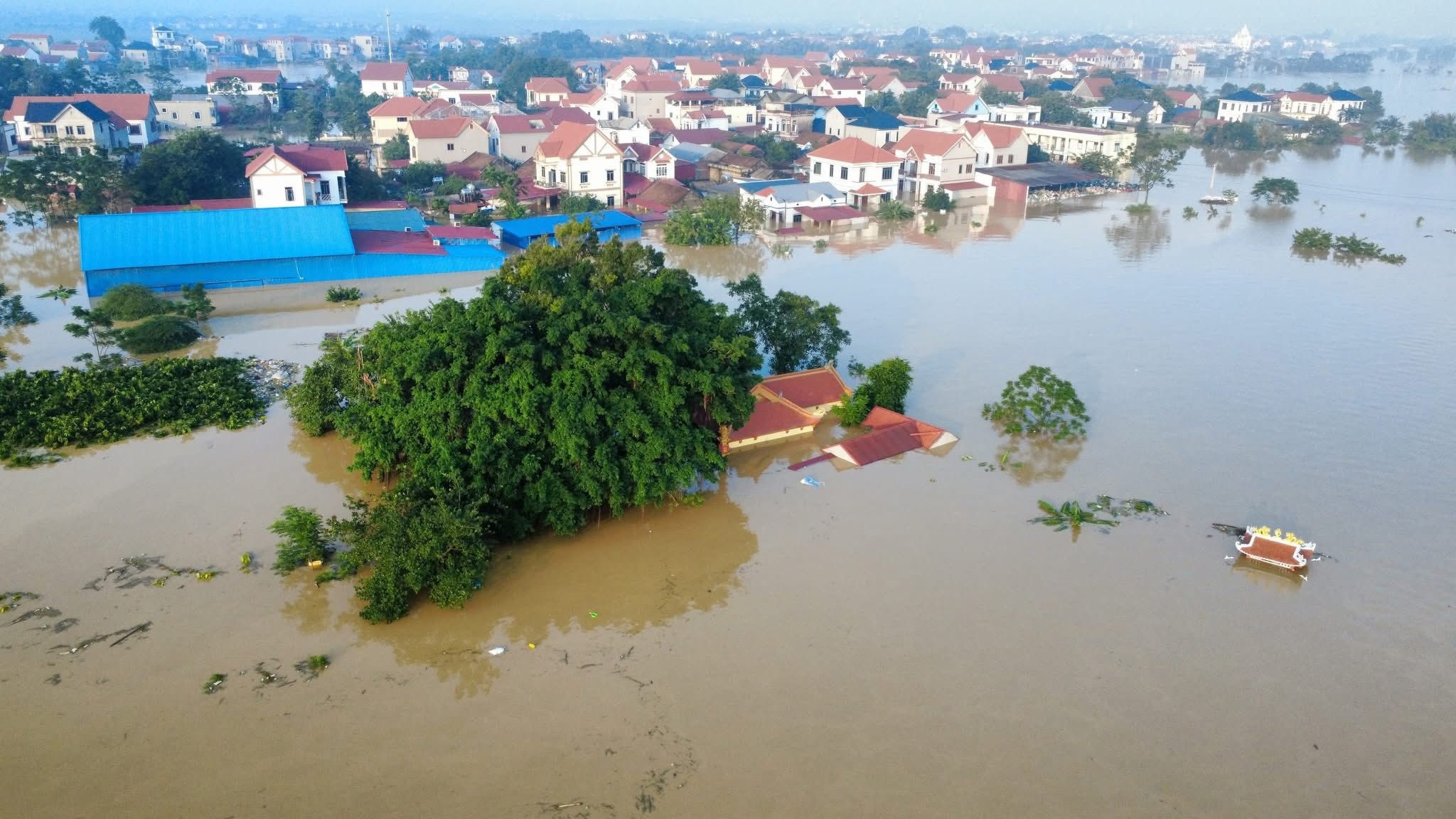 Lũ s&ocirc;ng Cầu Bắc Ninh khiến nhiều th&ocirc;n ch&igrave;m trong biển nước , cuộc sống đảo lộn - Ảnh 1.