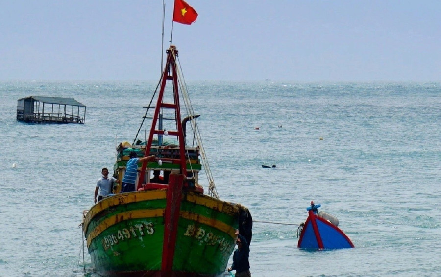 Ngư dân Gia Lai tử vong nghi do đột quỵ khi đánh bắt trên biển - Ảnh 1.
