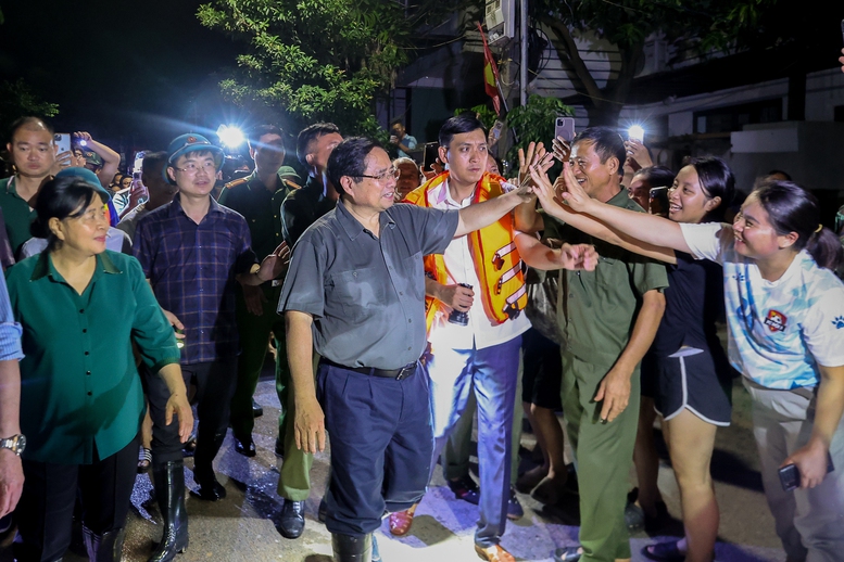 Lũ H&agrave; Nội g&acirc;y thiệt hại nghi&ecirc;m trọng , Thủ tướng kiểm tra c&ocirc;ng t&aacute;c ứng ph&oacute; tại hiện trường - Ảnh 3.