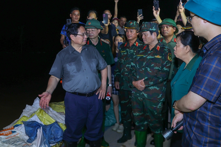 Lũ H&agrave; Nội g&acirc;y thiệt hại nghi&ecirc;m trọng , Thủ tướng kiểm tra c&ocirc;ng t&aacute;c ứng ph&oacute; tại hiện trường - Ảnh 1.