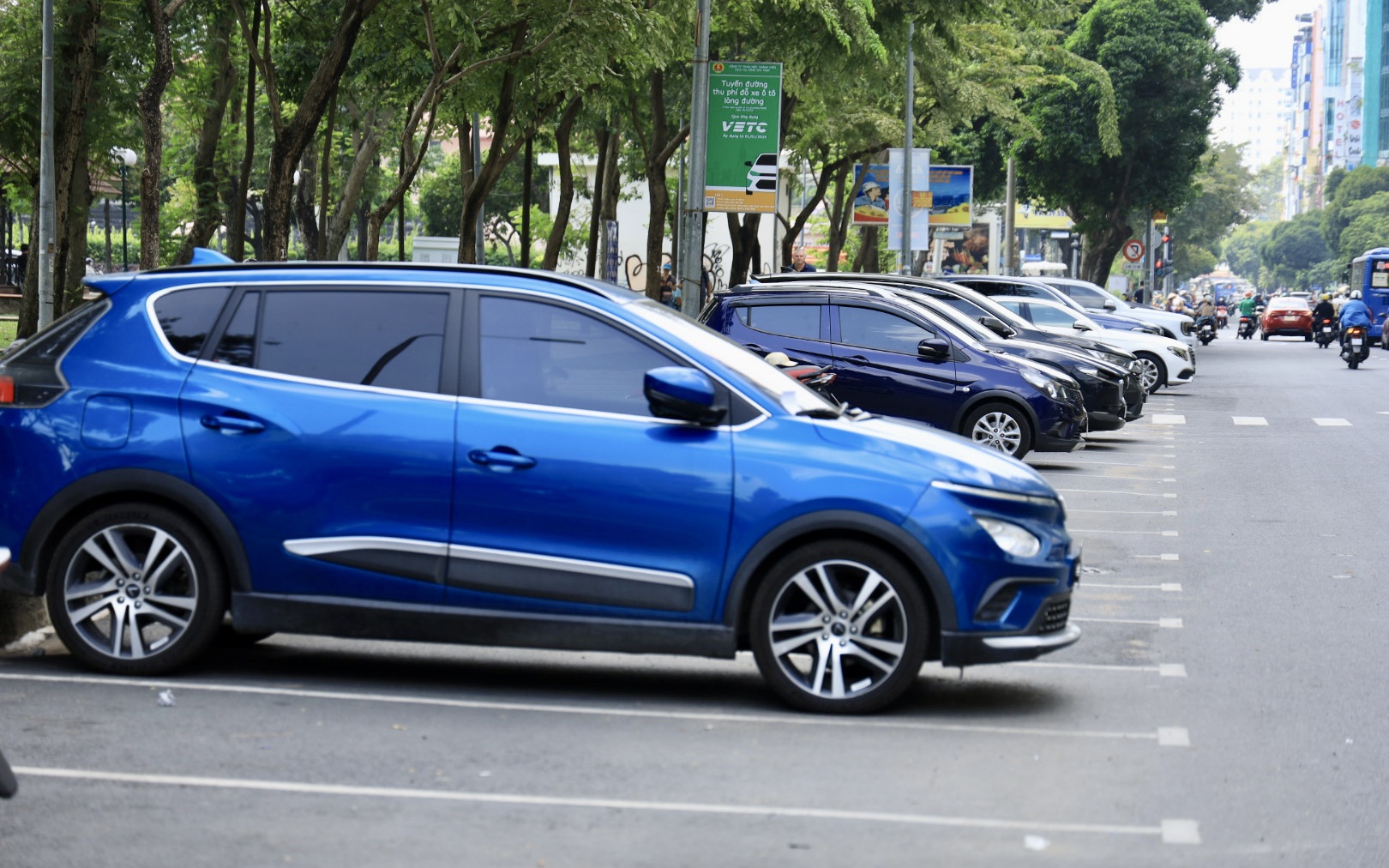 TP HCM cho phép đỗ xe, sạc điện cùng lúc trên lòng đường