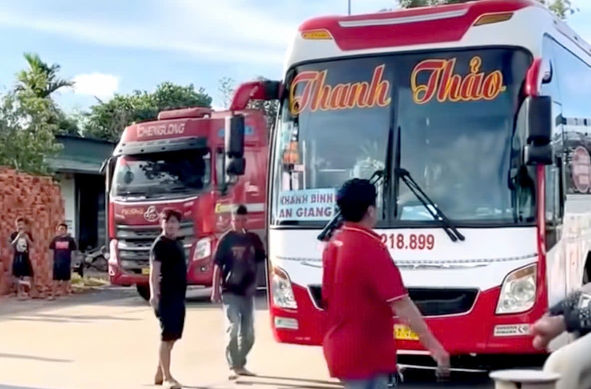 L&acirc;m Đồng: T&agrave;i xế xe đầu k&eacute;o cầm b&uacute;a "đại chiến" với t&agrave;i xế xe kh&aacute;ch g&acirc;y tắc quốc lộ - Ảnh 1.
