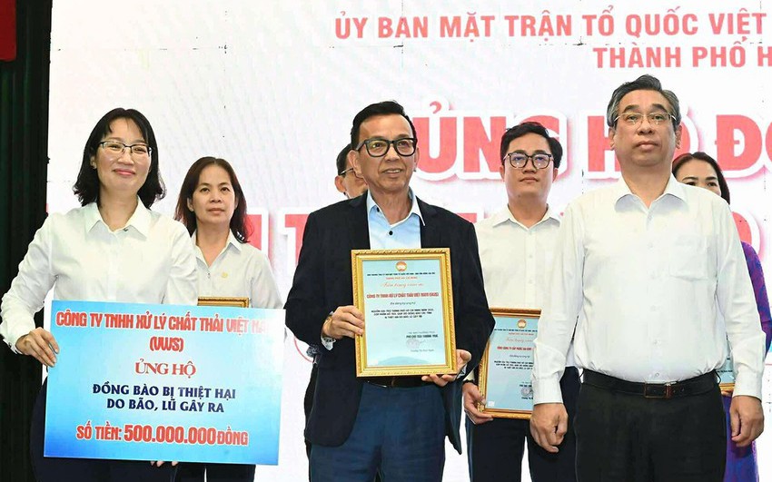 VWS tặng quà Tết cho gia đình chính sách ở Vĩnh Long - Ảnh 4.