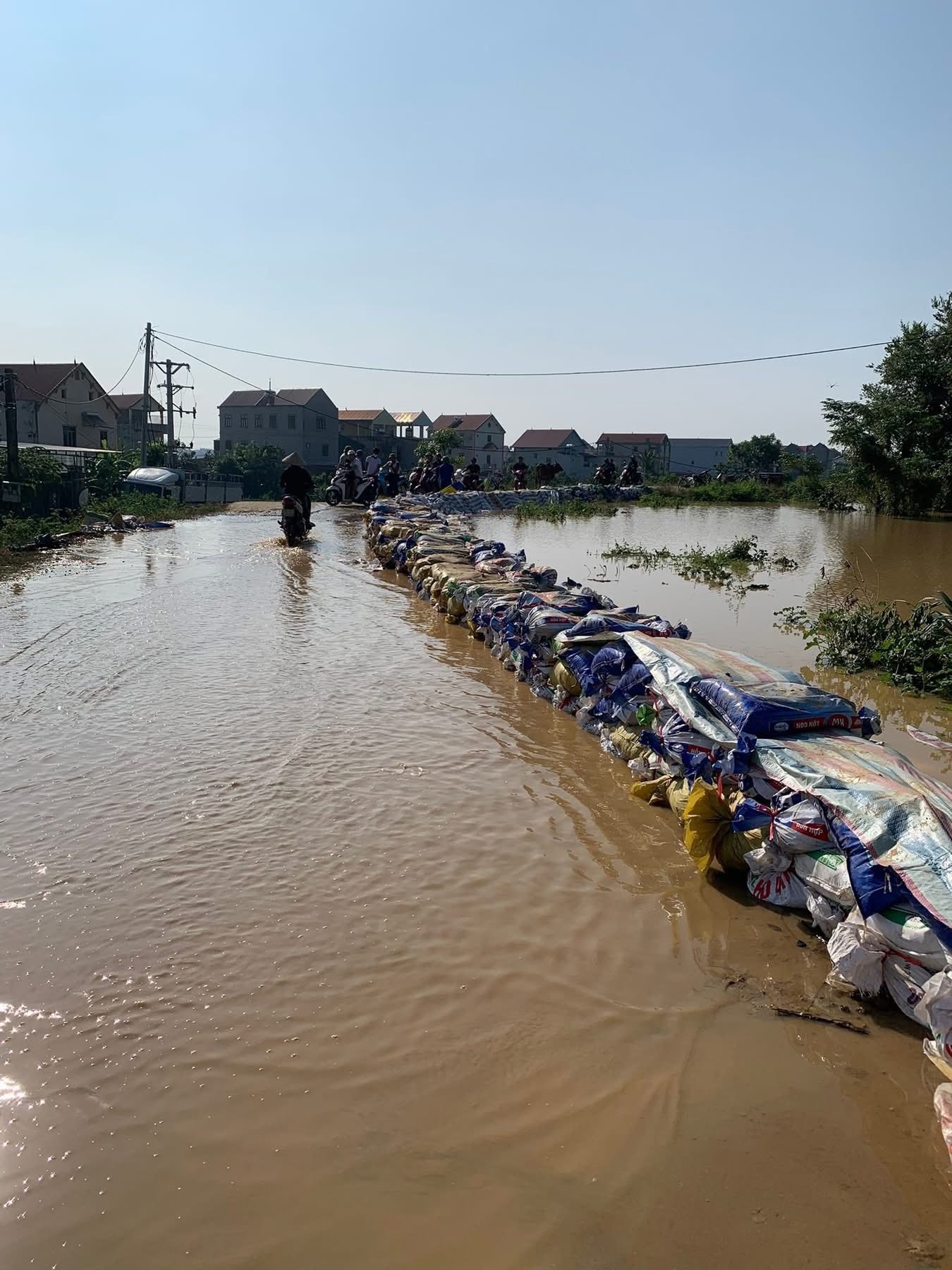 Lũ s&ocirc;ng Cầu Bắc Ninh khiến nhiều th&ocirc;n ch&igrave;m trong biển nước , cuộc sống đảo lộn - Ảnh 8.