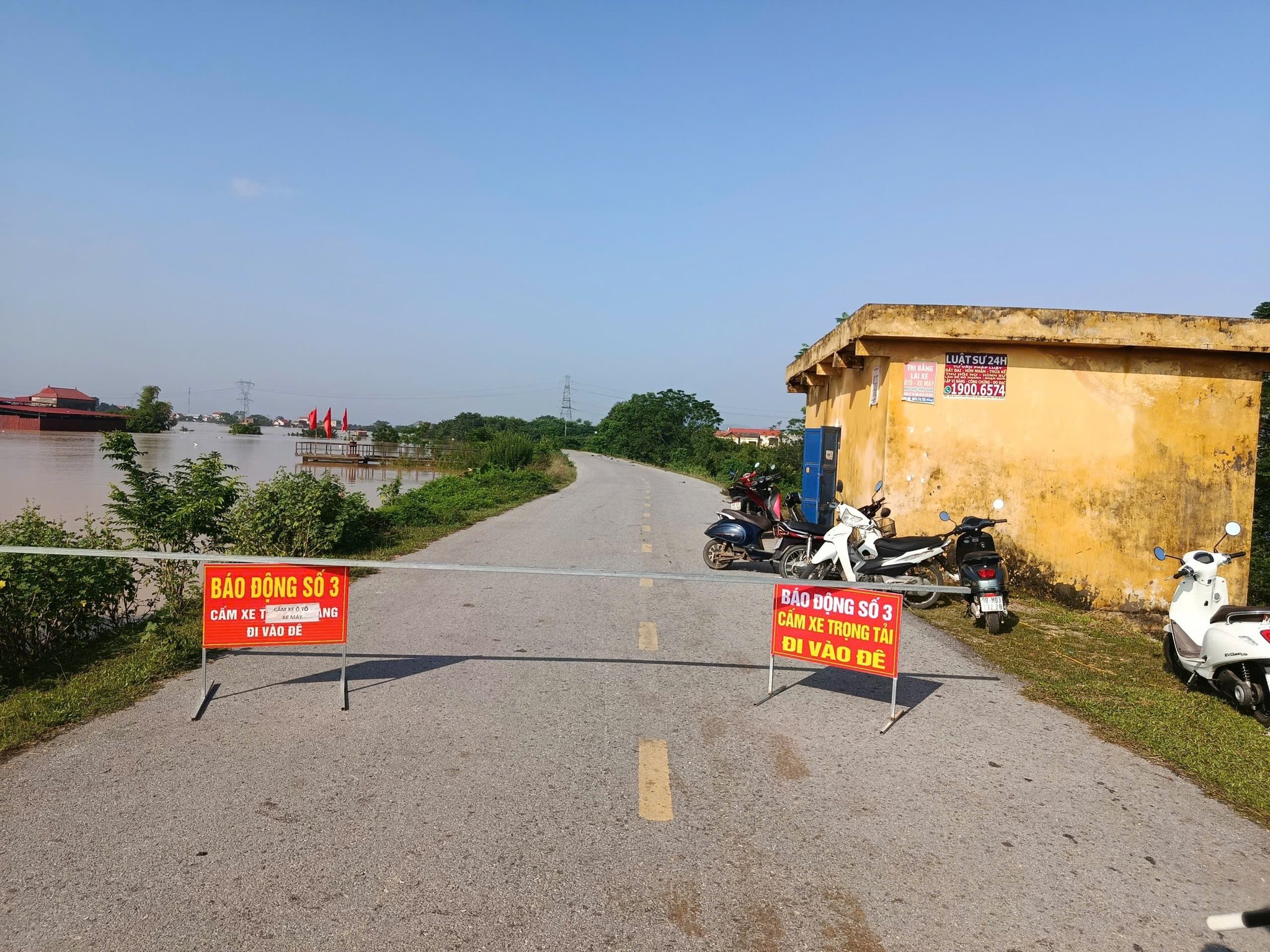 Lũ s&ocirc;ng Cầu Bắc Ninh khiến nhiều th&ocirc;n ch&igrave;m trong biển nước , cuộc sống đảo lộn - Ảnh 3.