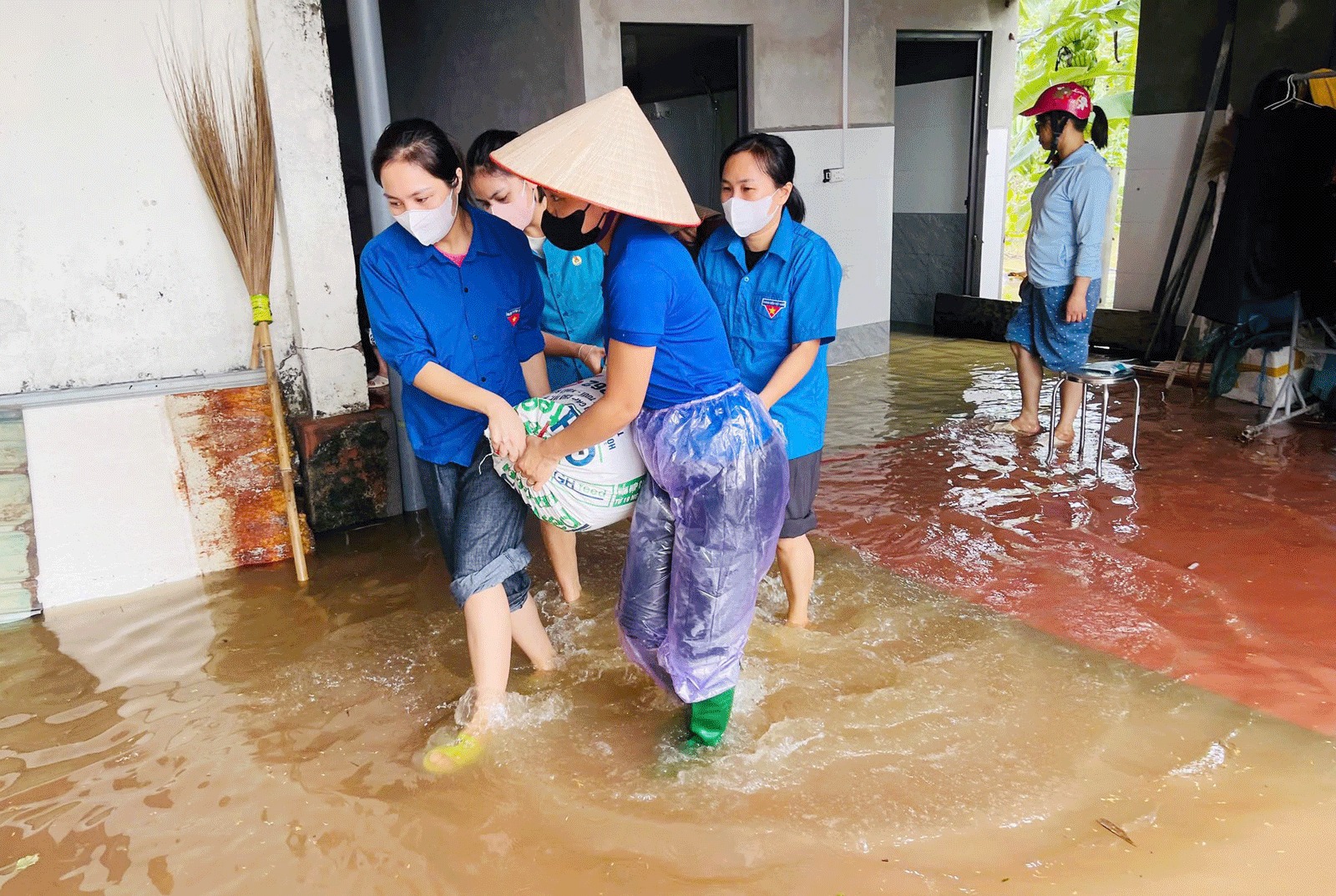 Lũ s&ocirc;ng Cầu Bắc Ninh khiến nhiều th&ocirc;n ch&igrave;m trong biển nước , cuộc sống đảo lộn - Ảnh 9.