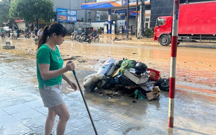 Đường phố Thái Nguyên ngập bùn đất sau lũ lịch sử, người dân tất bật dọn dẹp
