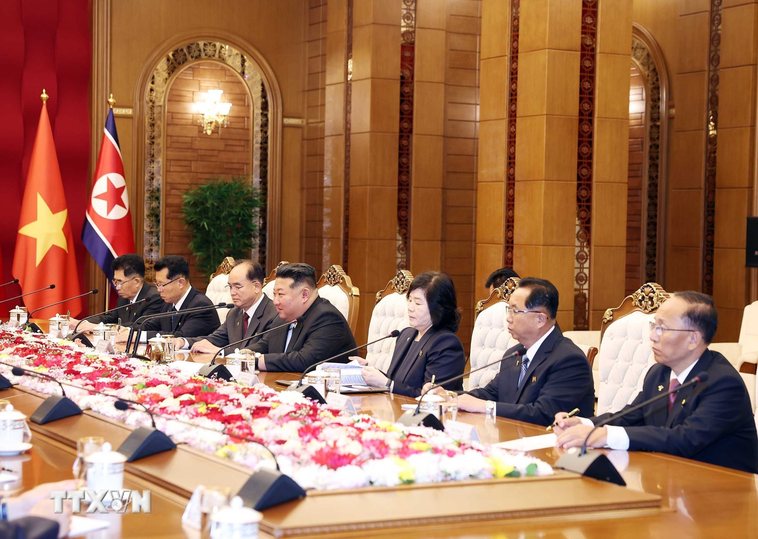 Tổng B&iacute; thư T&ocirc; L&acirc;m hội đ&agrave;m với Tổng B&iacute; thư, Chủ tịch Quốc vụ Triều Ti&ecirc;n Kim Jong Un - Ảnh 2.