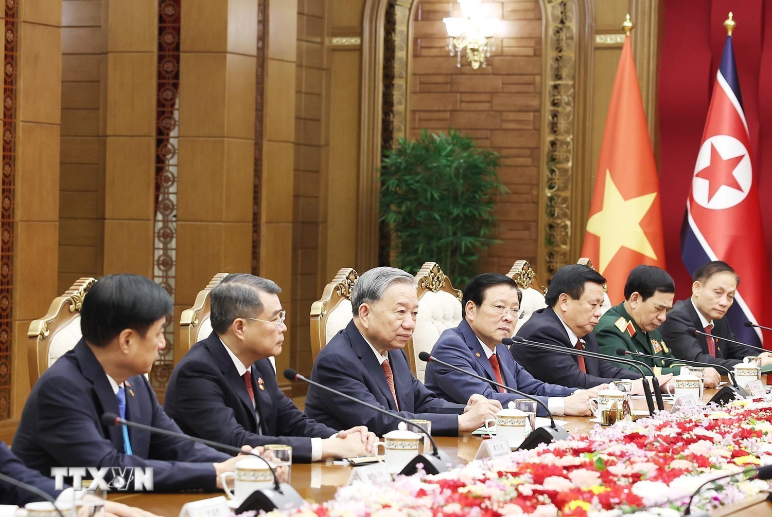Tổng B&iacute; thư T&ocirc; L&acirc;m hội đ&agrave;m với Tổng B&iacute; thư, Chủ tịch Quốc vụ Triều Ti&ecirc;n Kim Jong Un - Ảnh 3.