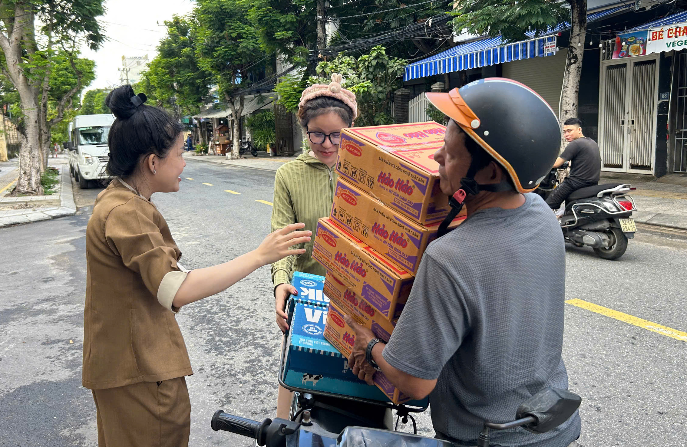 Người Đ&agrave; Nẵng t&iacute;ch cực ủng hộ cứu trợ đồng b&agrave;o v&ugrave;ng lũ miền Bắc - Ảnh 1.