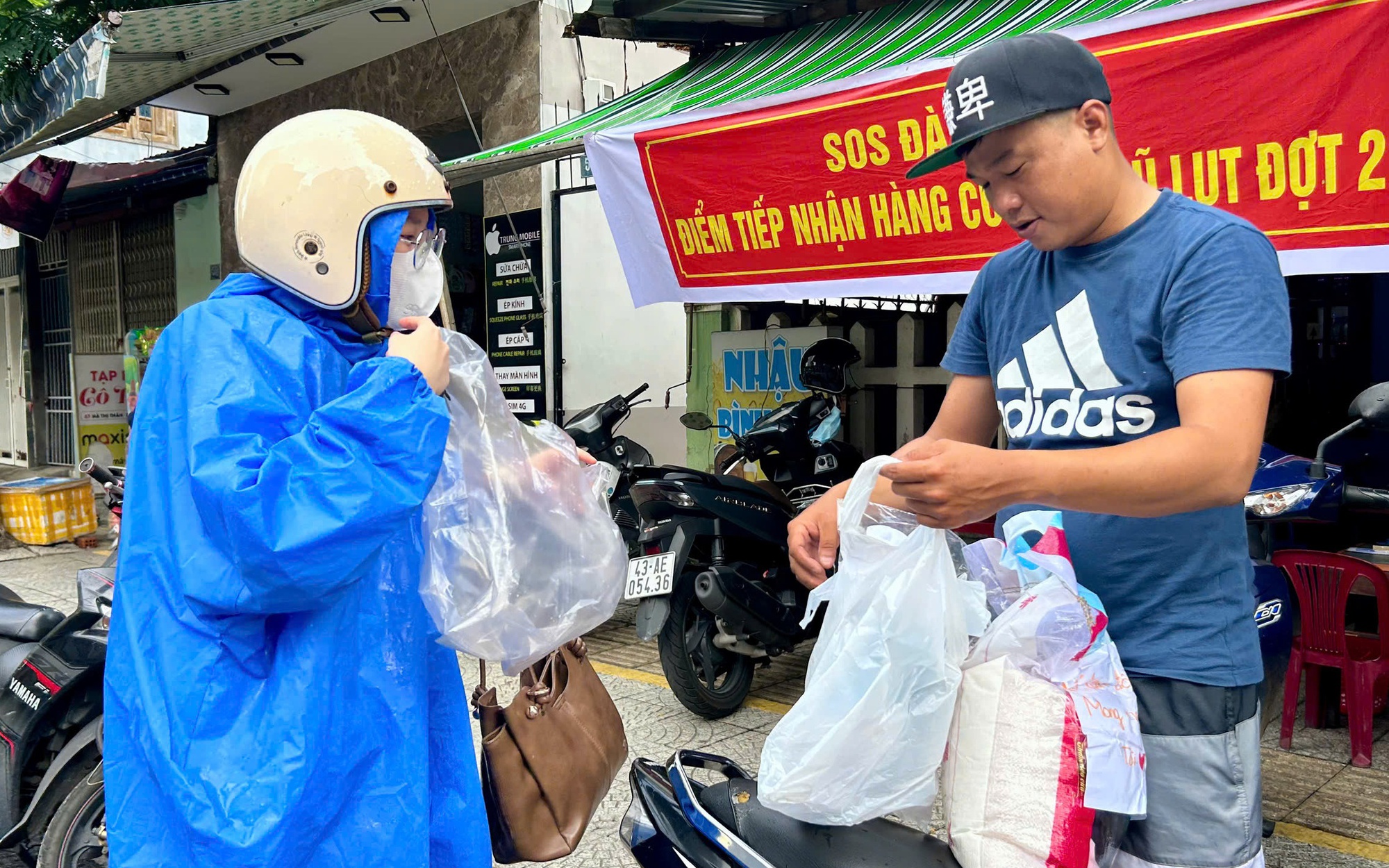 Người Đà Nẵng tất bật gom hàng cứu trợ gửi ủng hộ đồng bào vùng lũ miền Bắc