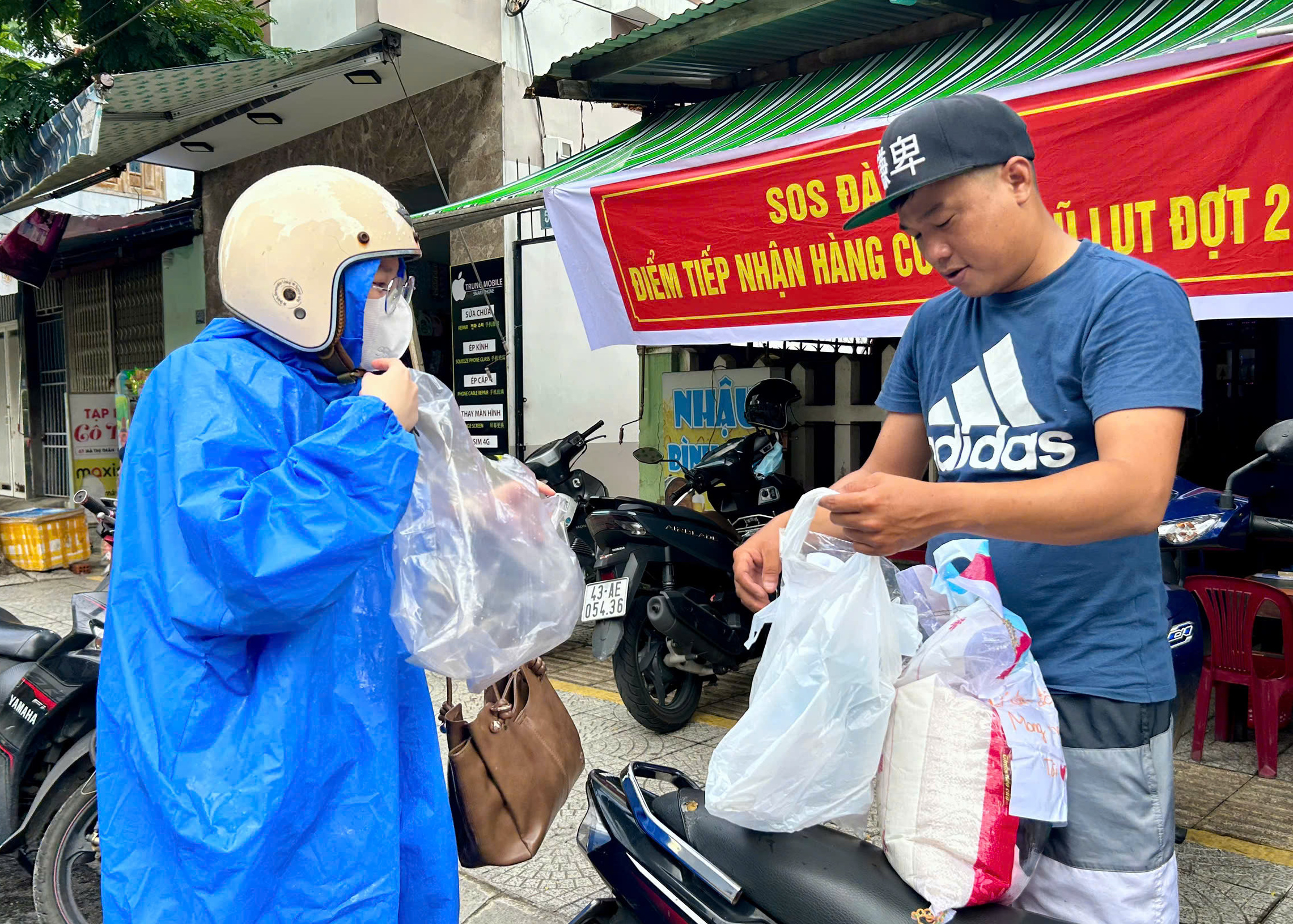 Người Đ&agrave; Nẵng t&iacute;ch cực ủng hộ cứu trợ đồng b&agrave;o v&ugrave;ng lũ miền Bắc - Ảnh 2.
