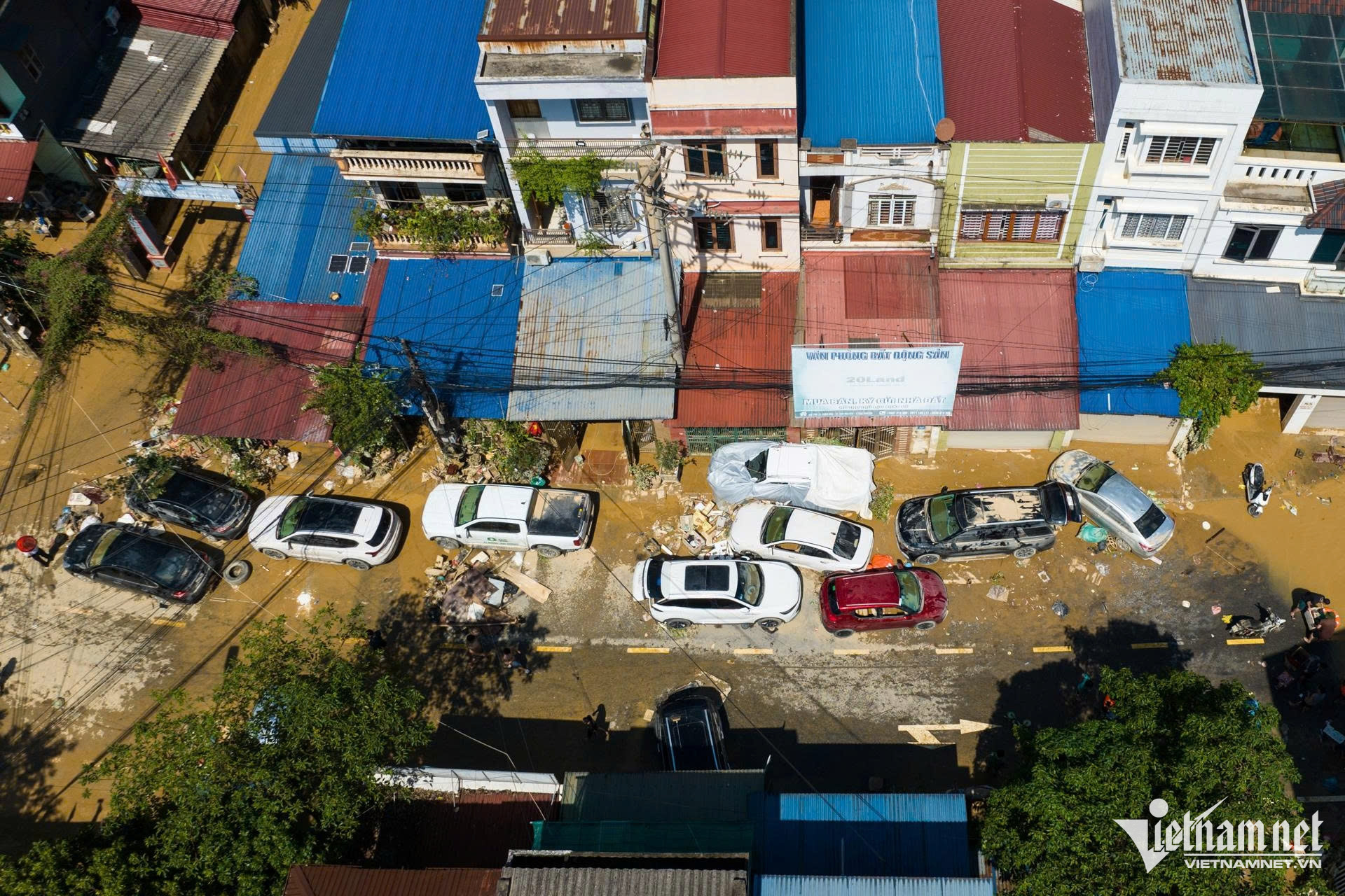 Loạt &ocirc; t&ocirc; bị ngập nước lũ ở Th&aacute;i Nguy&ecirc;n: Nỗi khổ của người d&acirc;n - Ảnh 3.